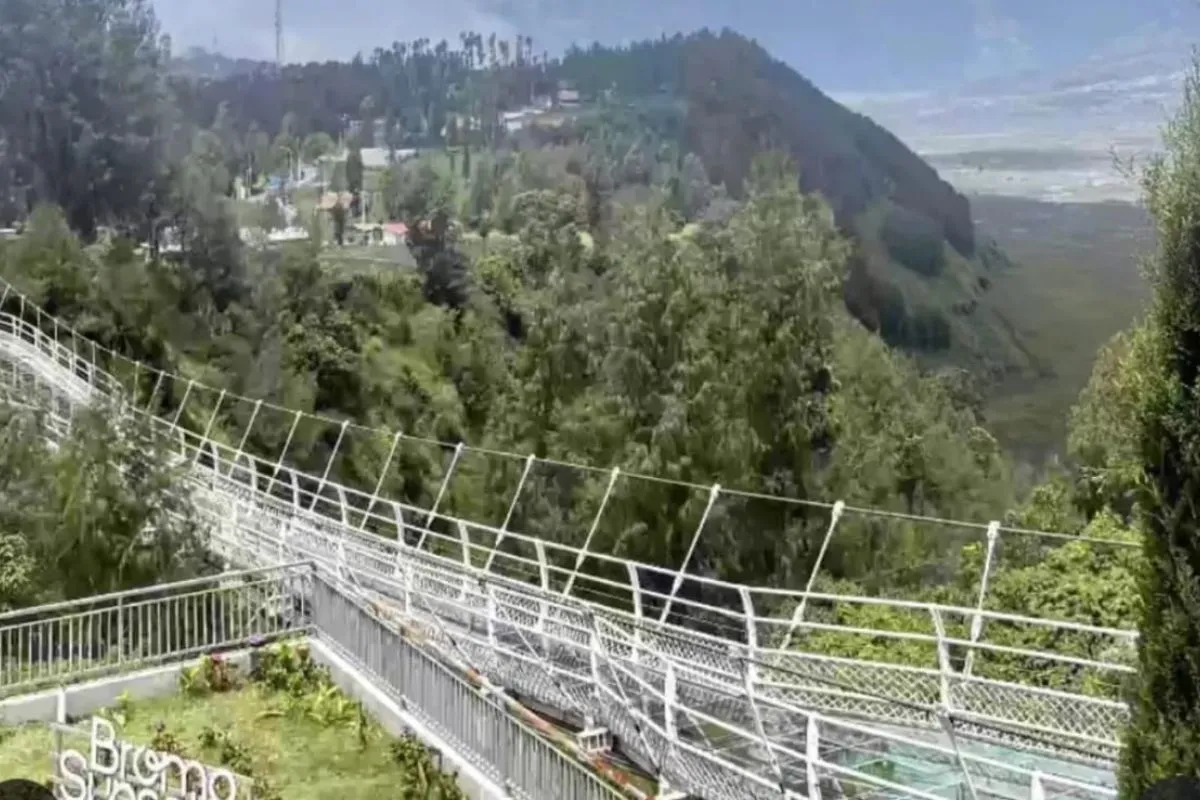 Jembatan Kaca Bromo yang berada di kawasan Taman Nasional Bromo Tengger Semeru.