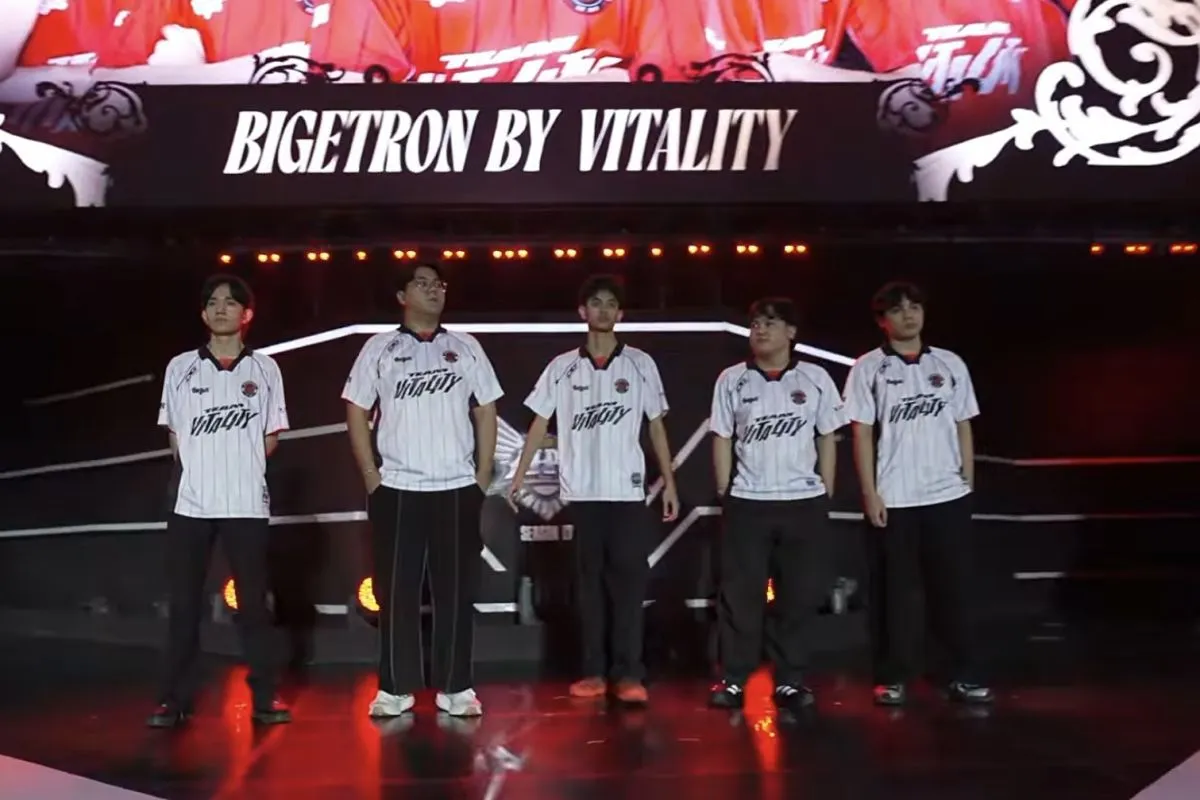 Tangkap layar Tim esports Bigetron by Vitality (BTR) berfoto bersama sebelum pertandingan final lower bracket Mobile Legends: Bang Bang Professional League Indonesia (MPL ID) Season 17 melawan Geek Fam di Jakarta International Velodrome, Sabtu (13/6).