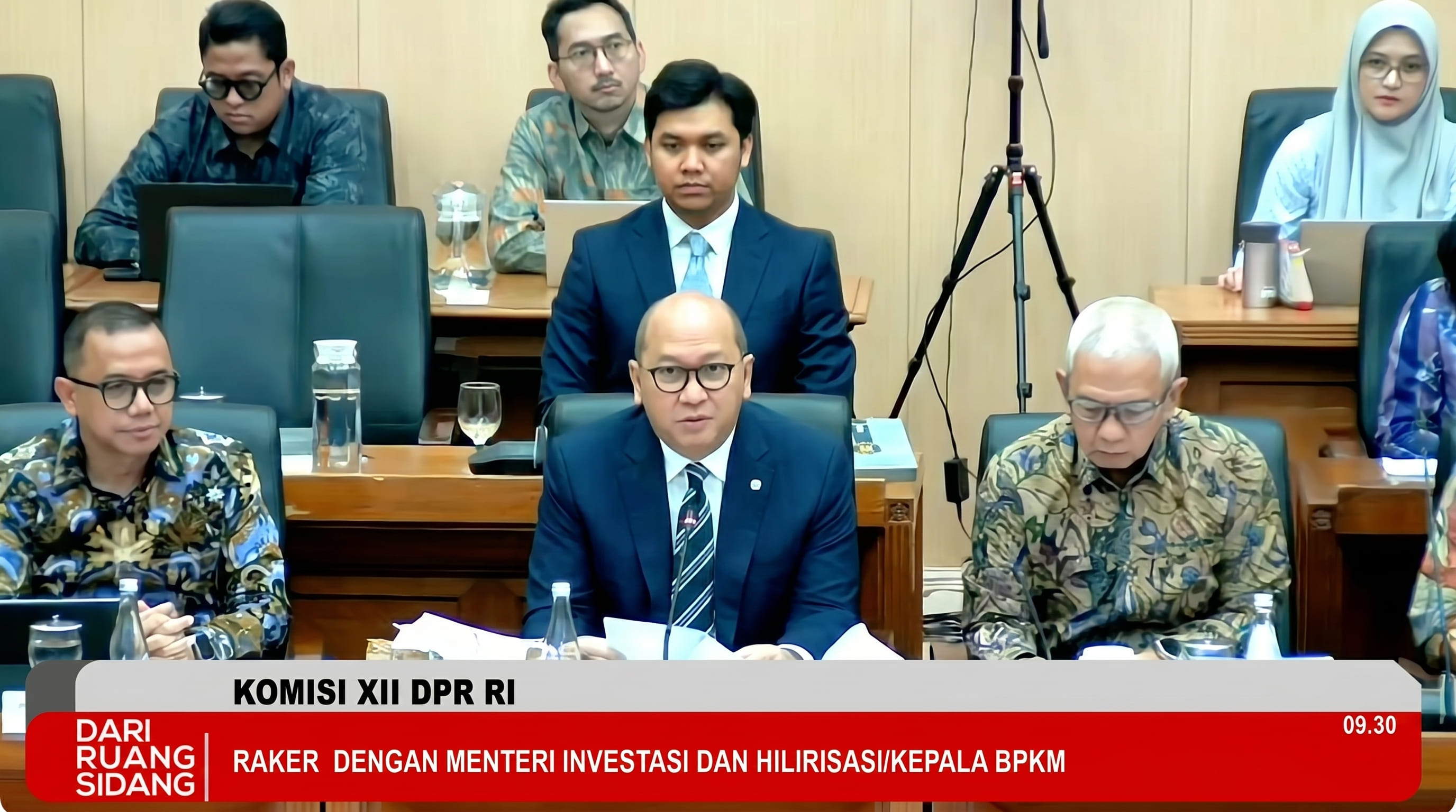 Menteri Investasi/Kepala BKPM Rosan Roeslan dalam Rapat Kerja dengan Komisi XII DPR RI, Jakarta, Senin (15/6)