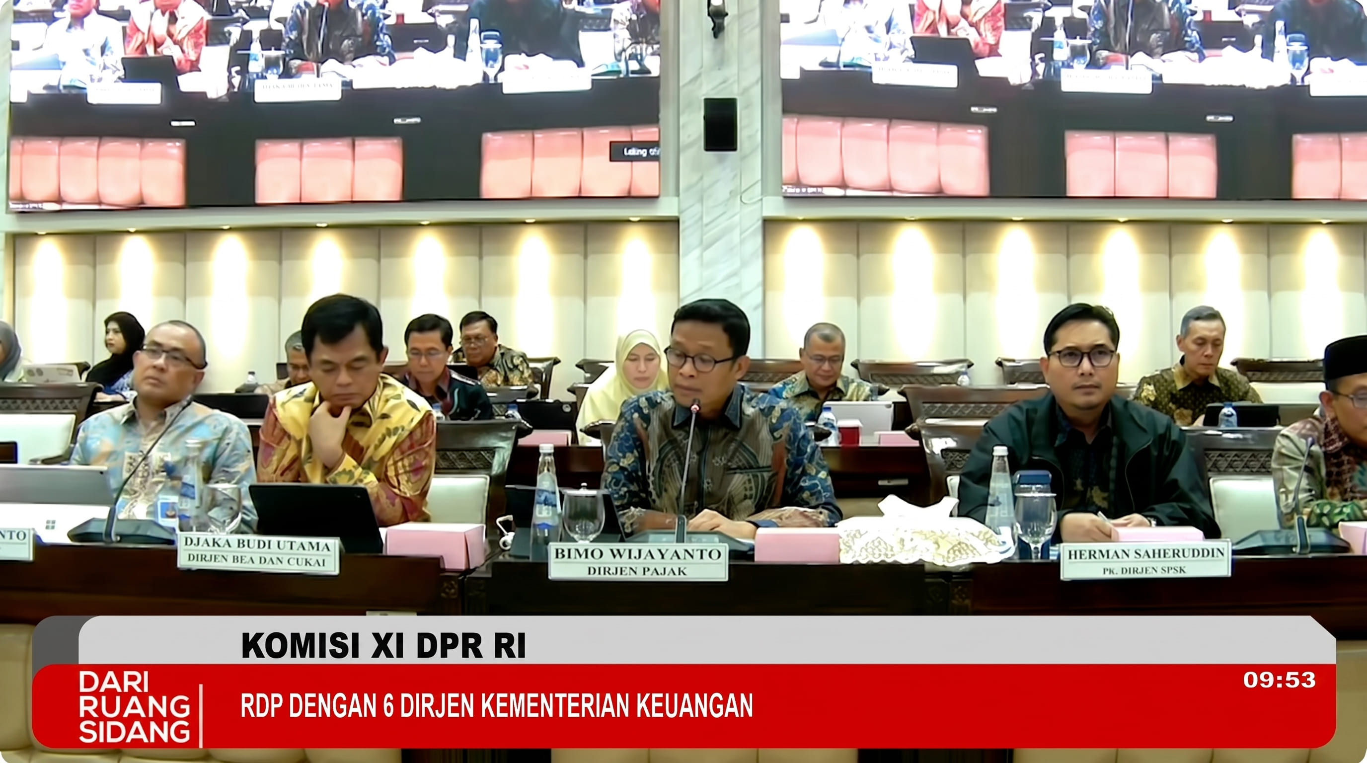 Dirjen Bea Cukai Djaka Budi Utama (kiri) dan Dirjen Pajak Bimo Wijayanto (tengah) saat Rapat Dengar Pendapat dengan Komisi XI DPR RI, Jakarta, Senin (15/6)