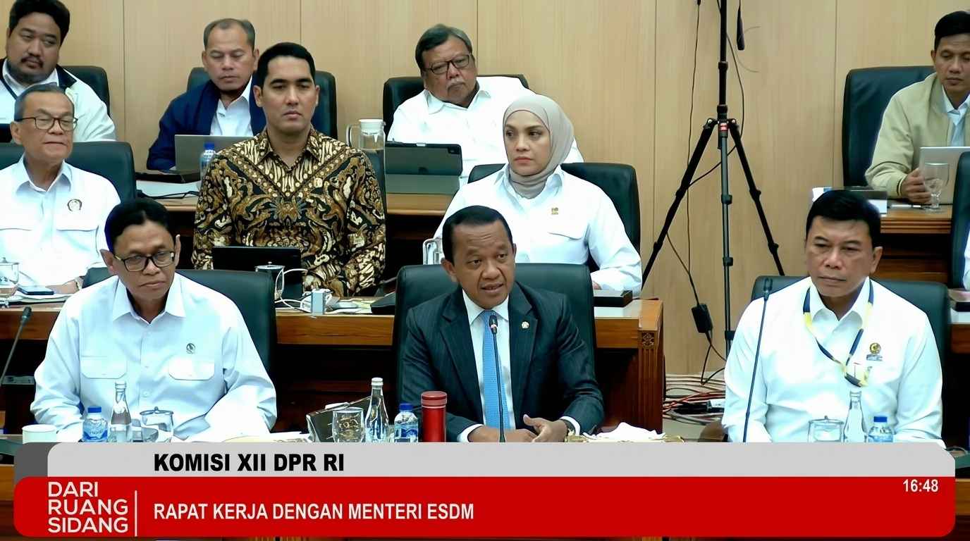 Menteri ESDM Bahlil Lahadalia dalam Rapat Kerja dengan Komisi XII DPR RI, Jakarta, Senin (15/6).