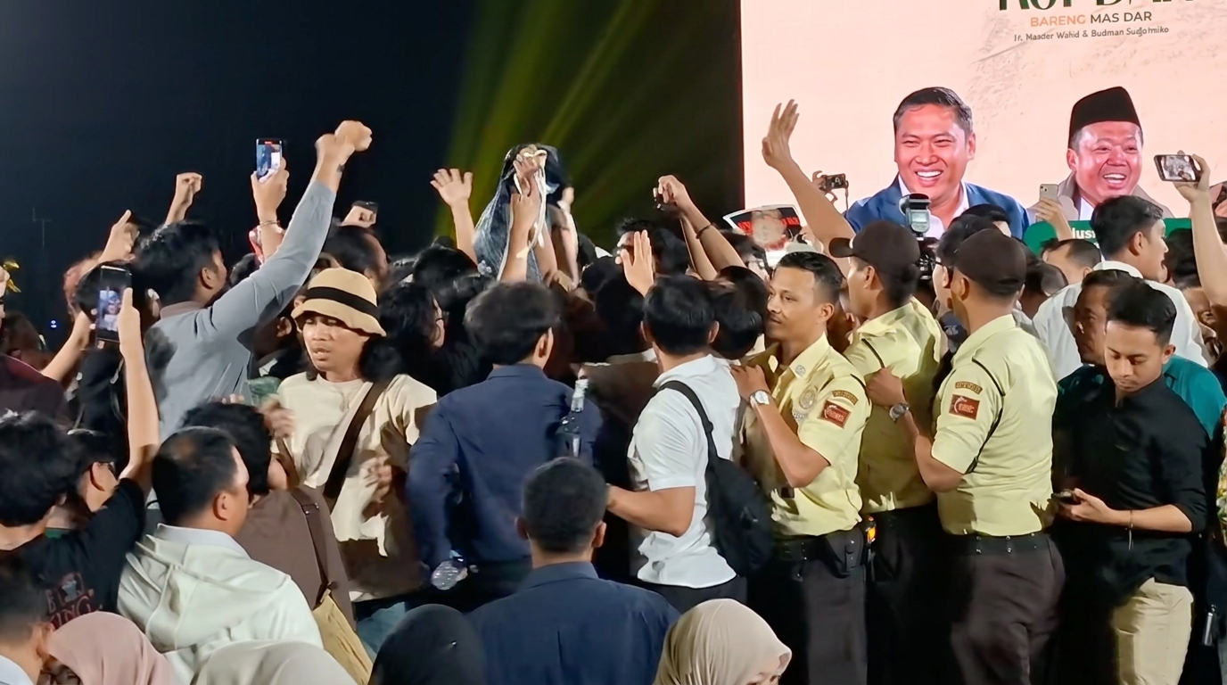 Kericuhan saat forum diskusi Total Politik di UGM,