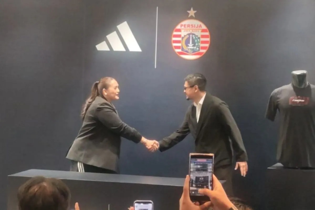 Direktur Olahraga Persija Jakarta Bambang Pamungkas (kanan) besama Senior Manager Brand Activation adidas Indonesia (kiri)
