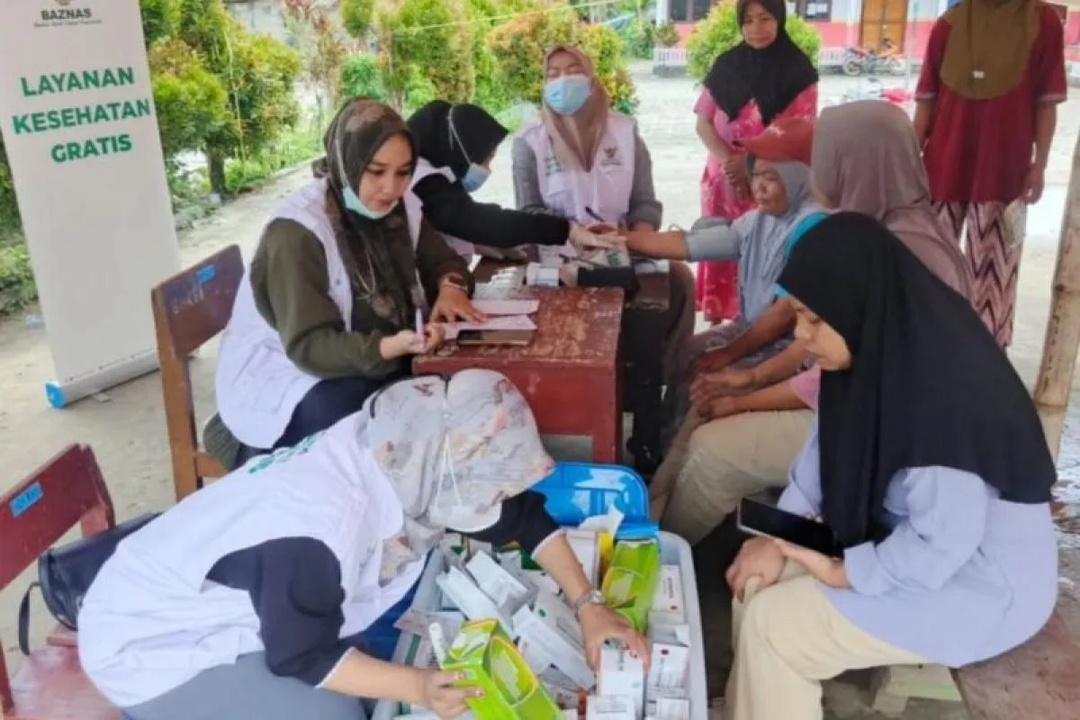 Relawan Baznas memberikan layanan kesehatan gratis bagi masyarakat