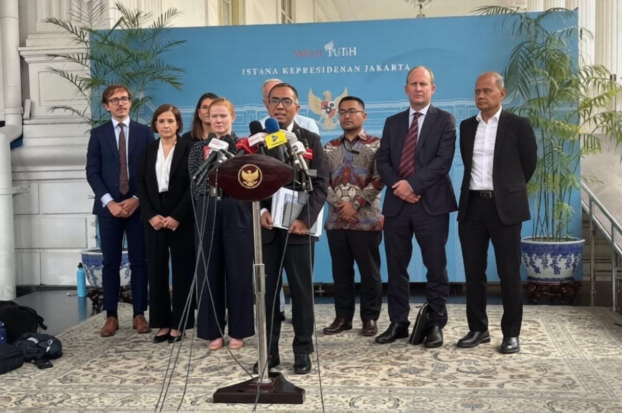Menteri Pendidikan Tinggi, Sains, dan Teknologi Brian Yuliarto (tengah) memberikan pernyataan pers di Kompleks Istana Kepresidenan