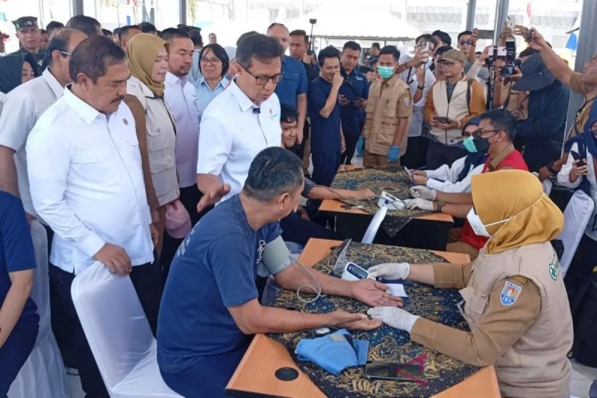 Menteri Kesehatan Budi Gunadi Sadikin bersama Menteri Imigrasi dan Pemasyarakatan Agus Andrianto