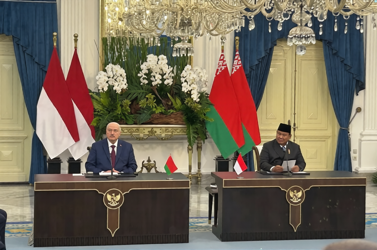 Presiden RI Prabowo Subianto (kanan) dan Presiden Belarus Alexandr Lukashenko (kiri) di Istana Merdeka