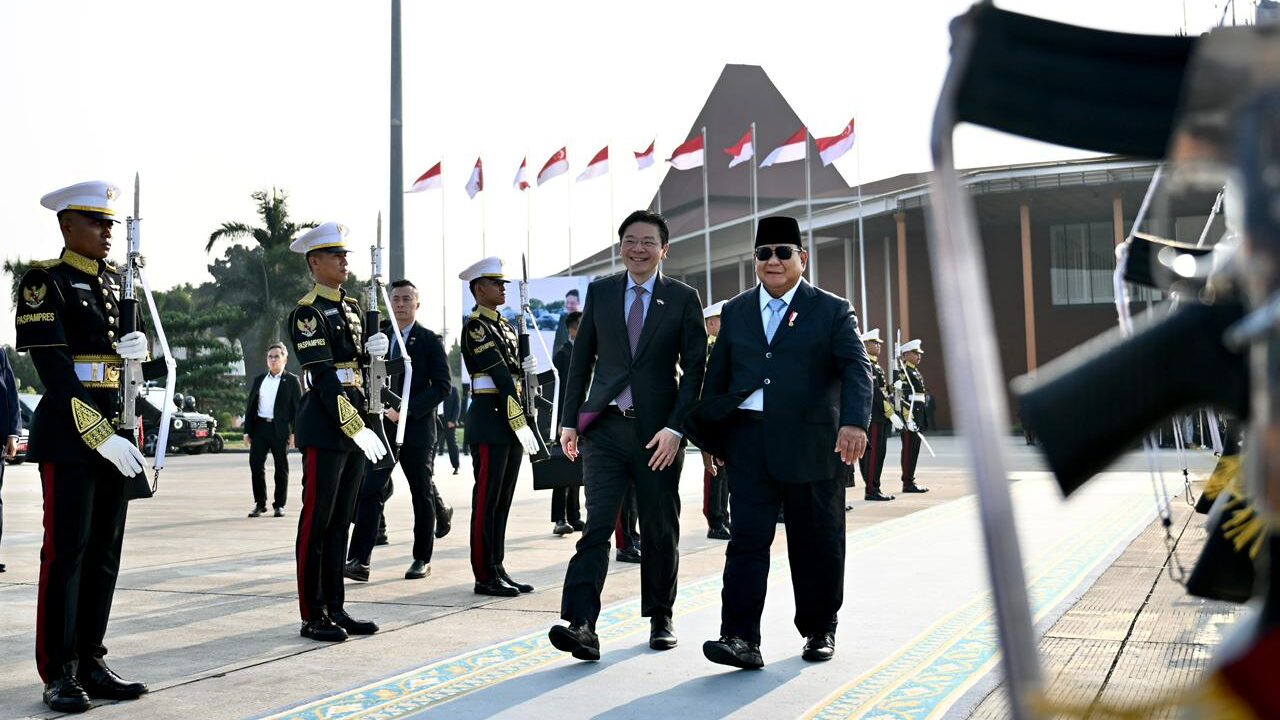 Presiden Republik Indonesia Prabowo Subianto secara langsung mengantar keberangkatan Perdana Menteri Singapura Lawrence Wong menuju Pangkalan TNI AU Halim Perdanakusuma