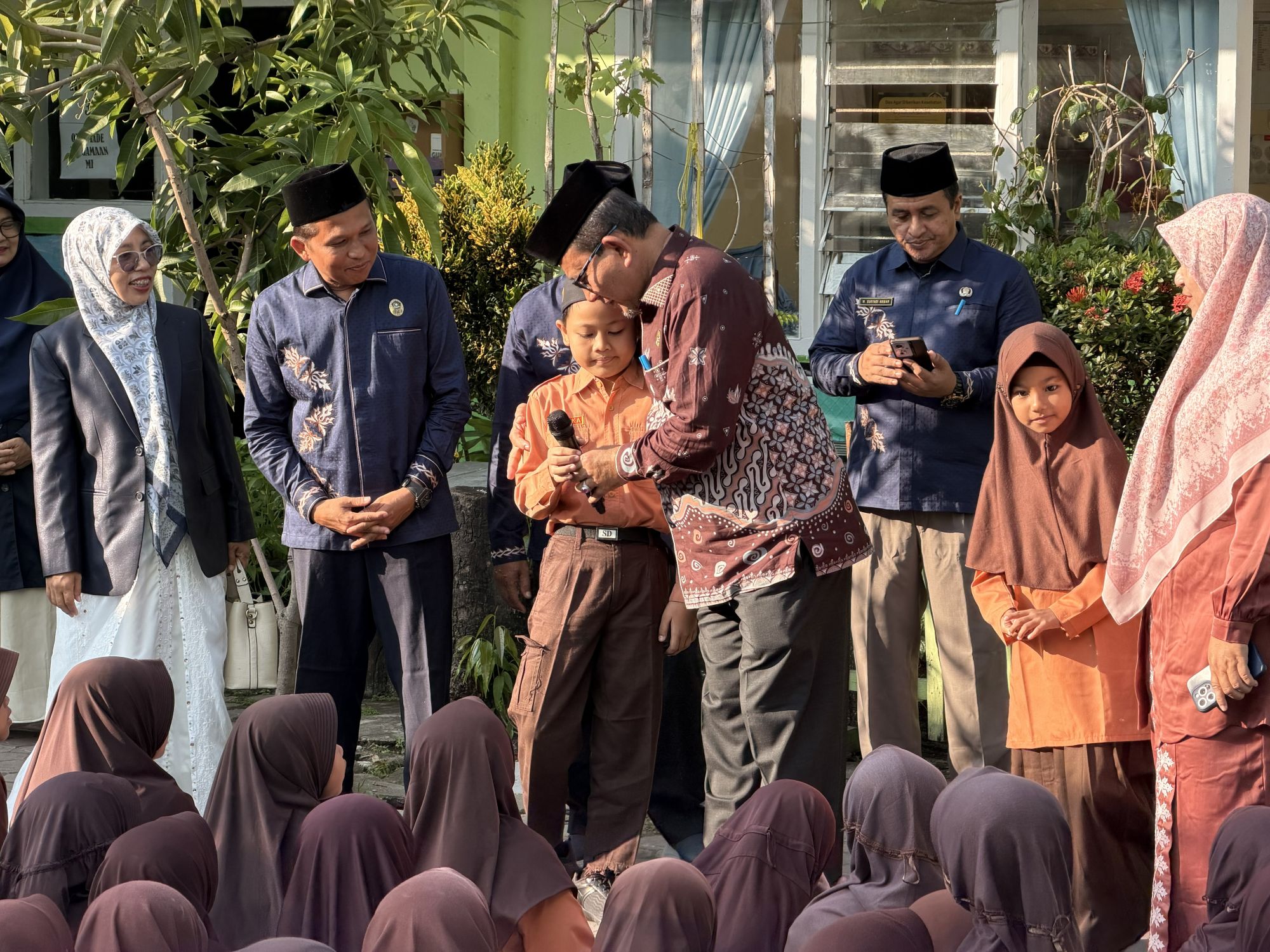 Kepala Kanwil Kemenag Aceh, Azhari menguji talenta murid di MIN 1 Aceh Selatan.