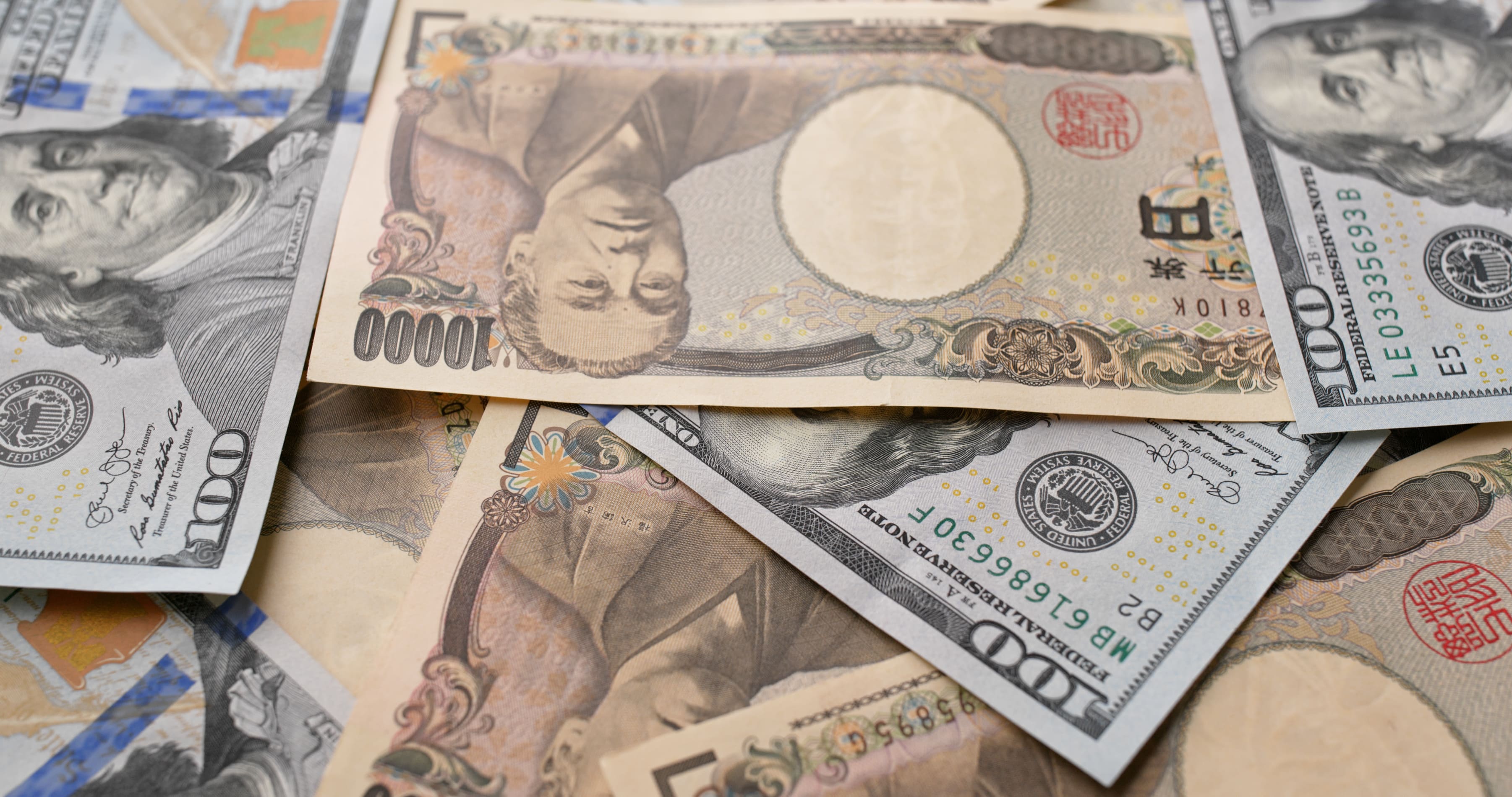 Ilustrasi Yen Jepang dan Dolar AS