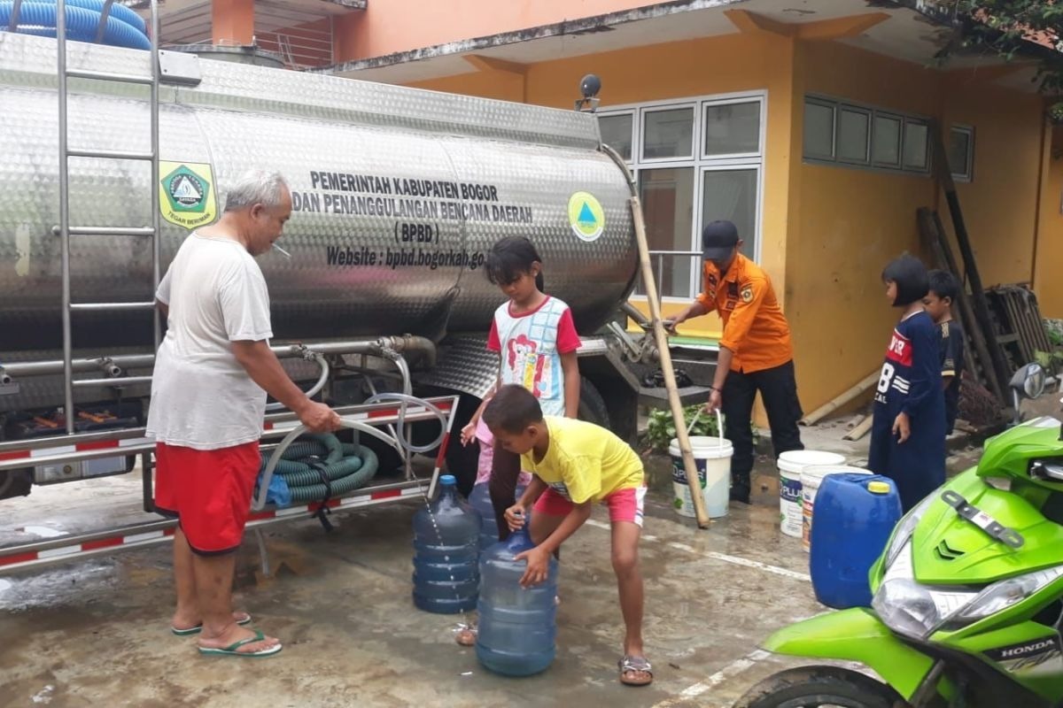 BPBD Bogor Kirim 10.000 Liter Air untuk 555 Warga Kekeringan
