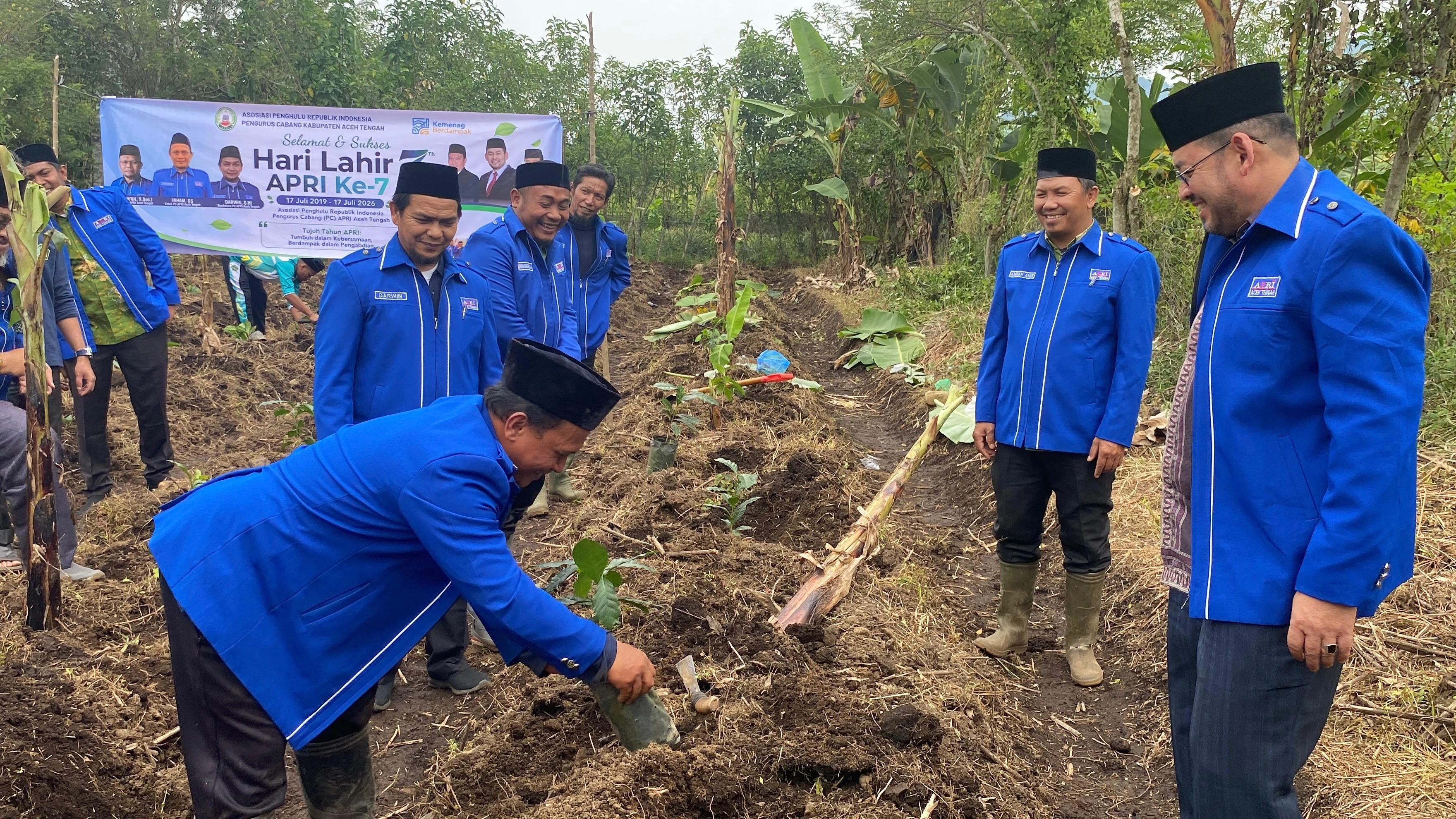 Penghulu Aceh Tanam 933 Pohon Serentak Sambut Harlah ke-7 APRI