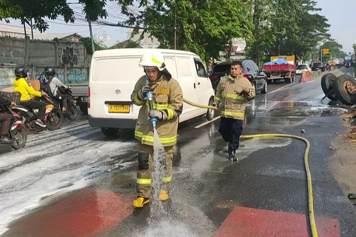 Tumpahan Solar di Flyover Pesing Arah Cengkareng, Warga Diimbau Waspada
