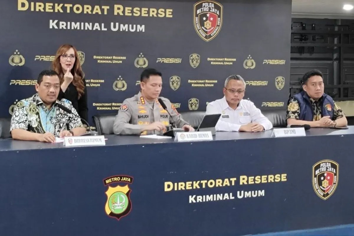 Direktur Reserse Kriminal Umum Polda Metro Jaya, Kombes Pol Iman Imanuddin (kiri) saat konferensi pers di Jakarta, Jumat (24/7). ANTARA/Ilham Kausar