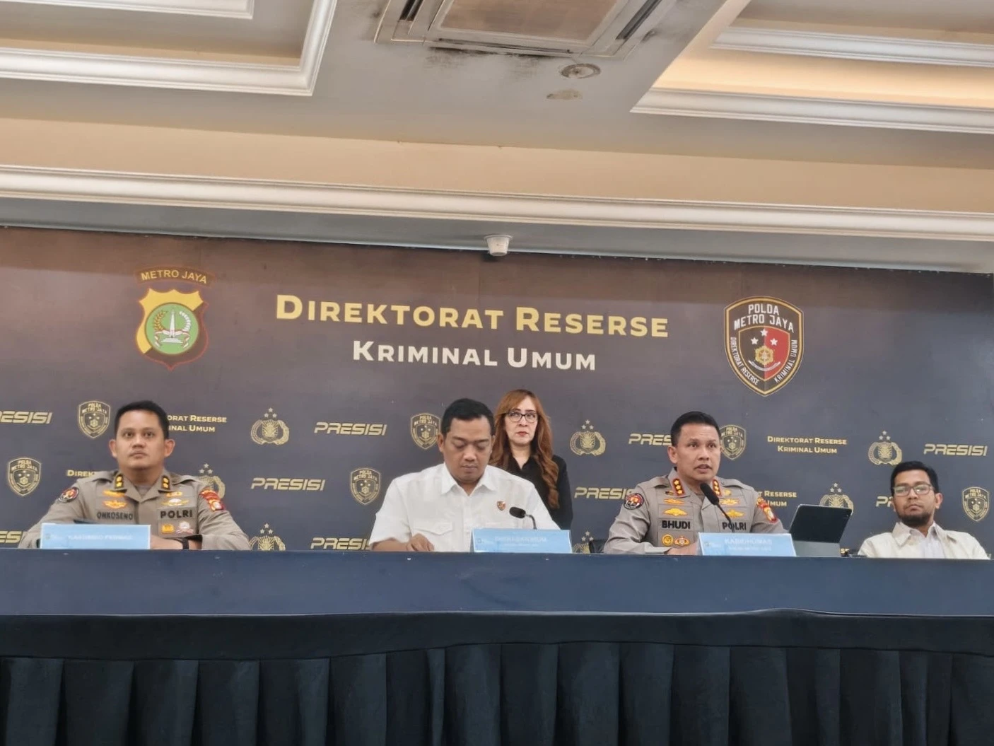 Dirreskrimum Polda Metro Jaya Kombes Pol Iman Imanuddin dan Kabid Humas Polda Metro Jaya Kombes Pol Budi Hermanto