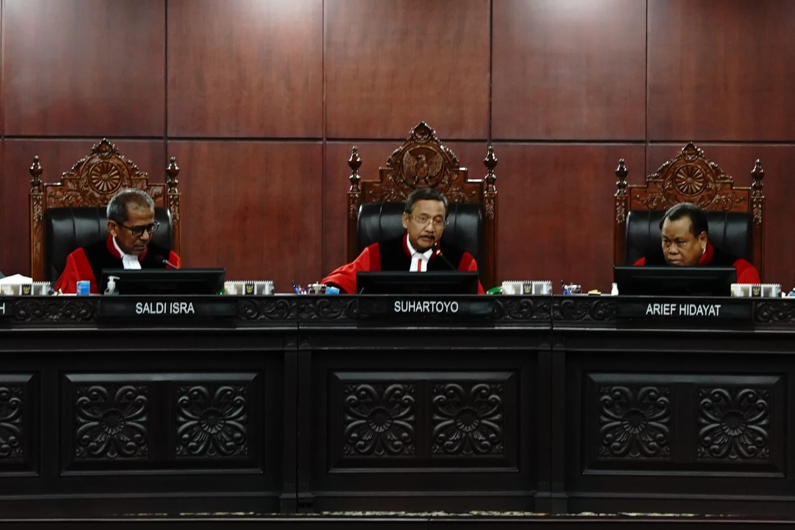 Ketua MK Tak Kuasa Tahan Tangis saat Sidang Terakhir Hakim Arief Hidayat
