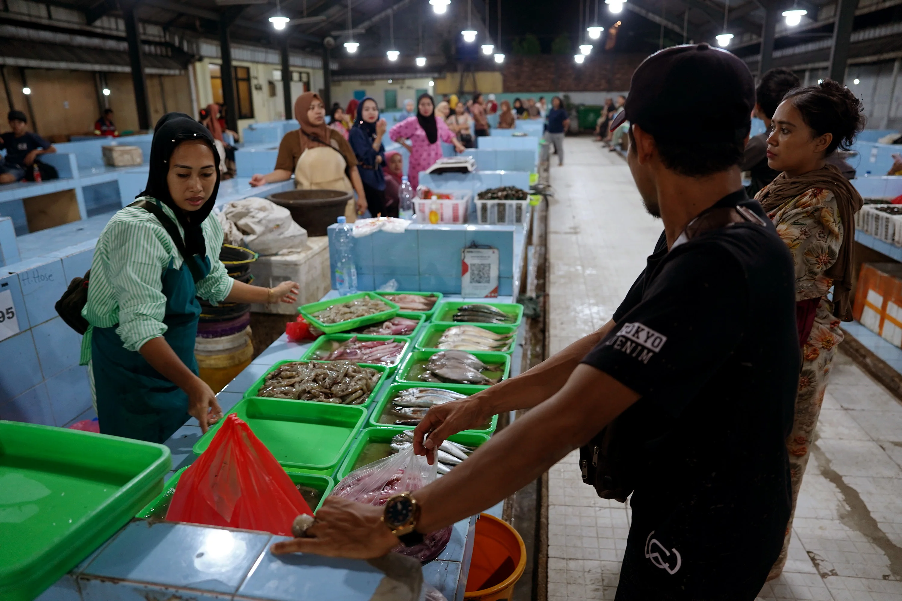 Pedagang Ikan Pindah dari Trotoar ke Lokbin Kramat Jati