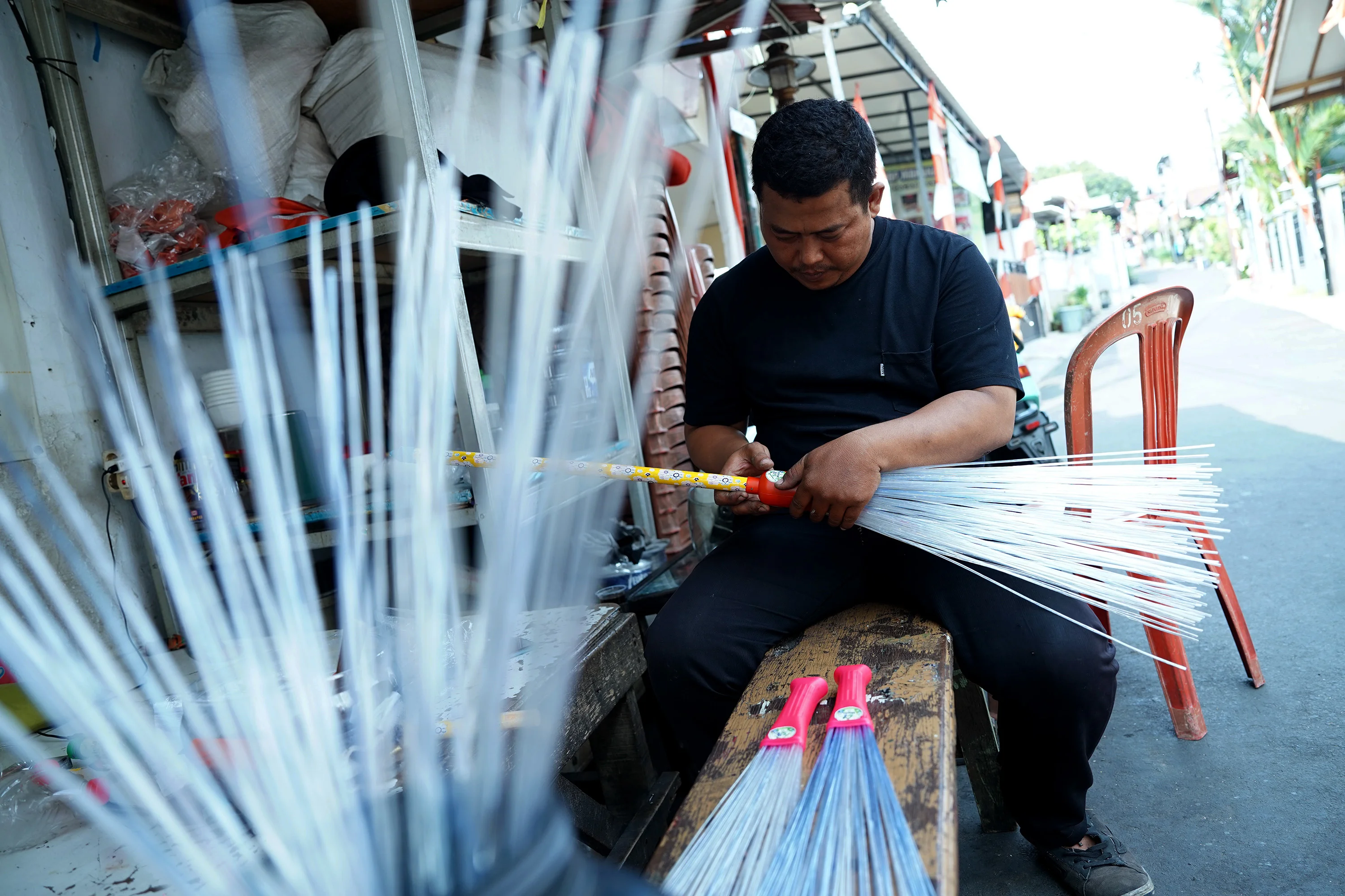 Foto 2: Warga Petukangan Utara Sulap Botol Plastik Jadi Sapu Bernilai Ekonomi