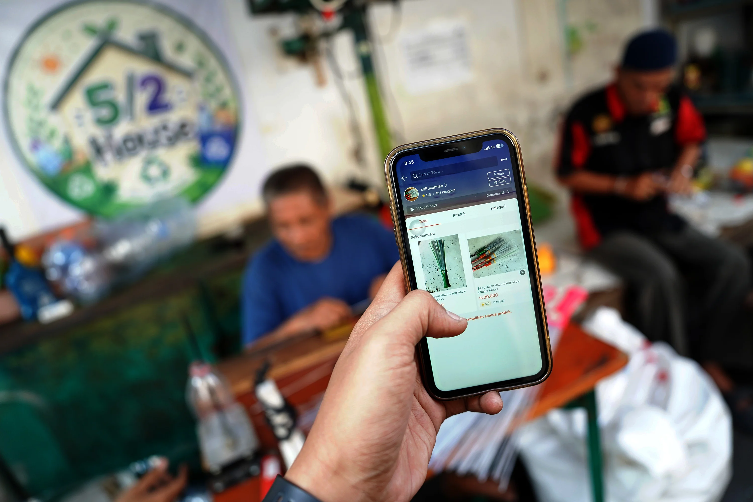 Foto 9: Warga Petukangan Utara Sulap Botol Plastik Jadi Sapu Bernilai Ekonomi