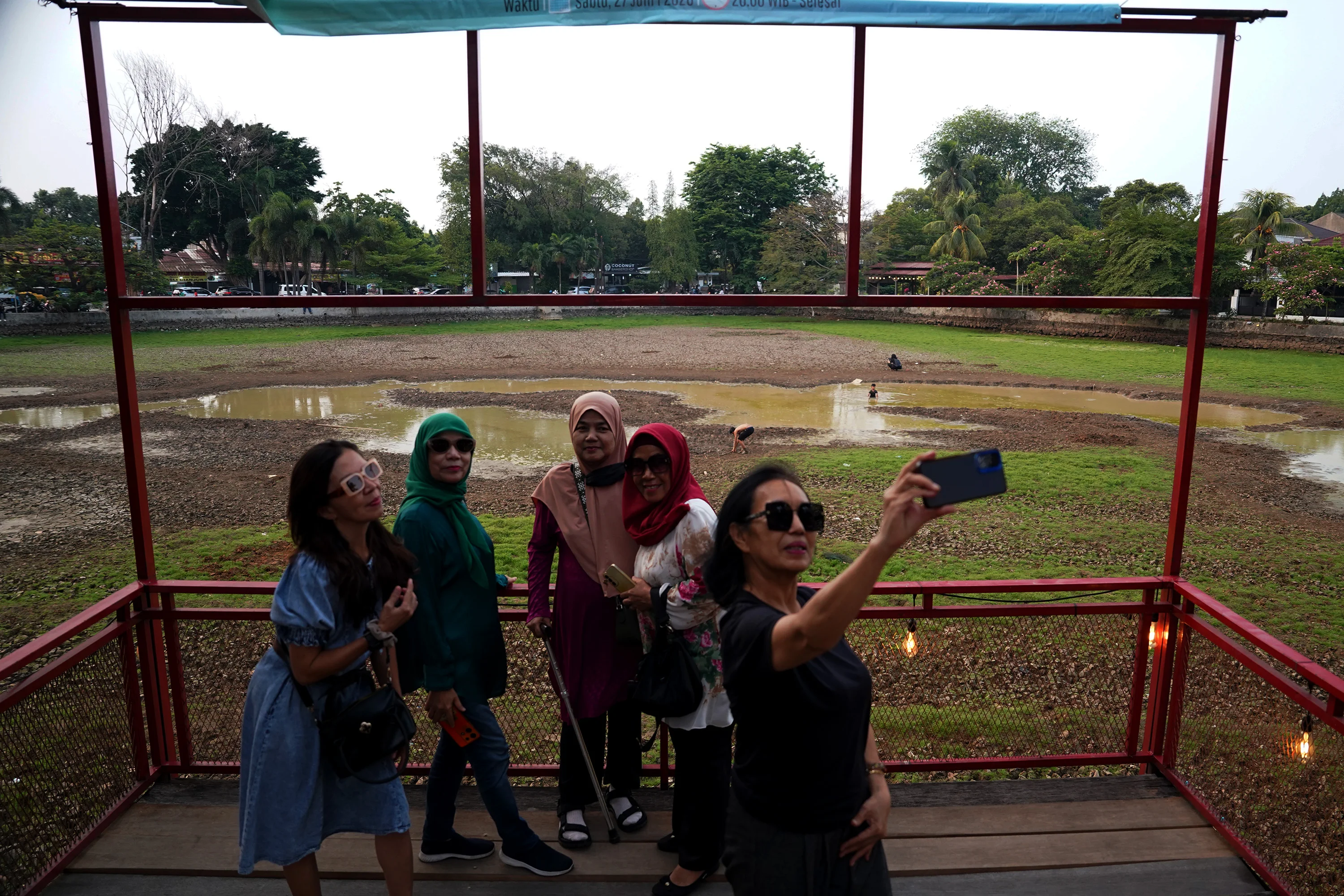 Foto 10: Danau Cinere Mengering di Tengah Kemarau Panjang