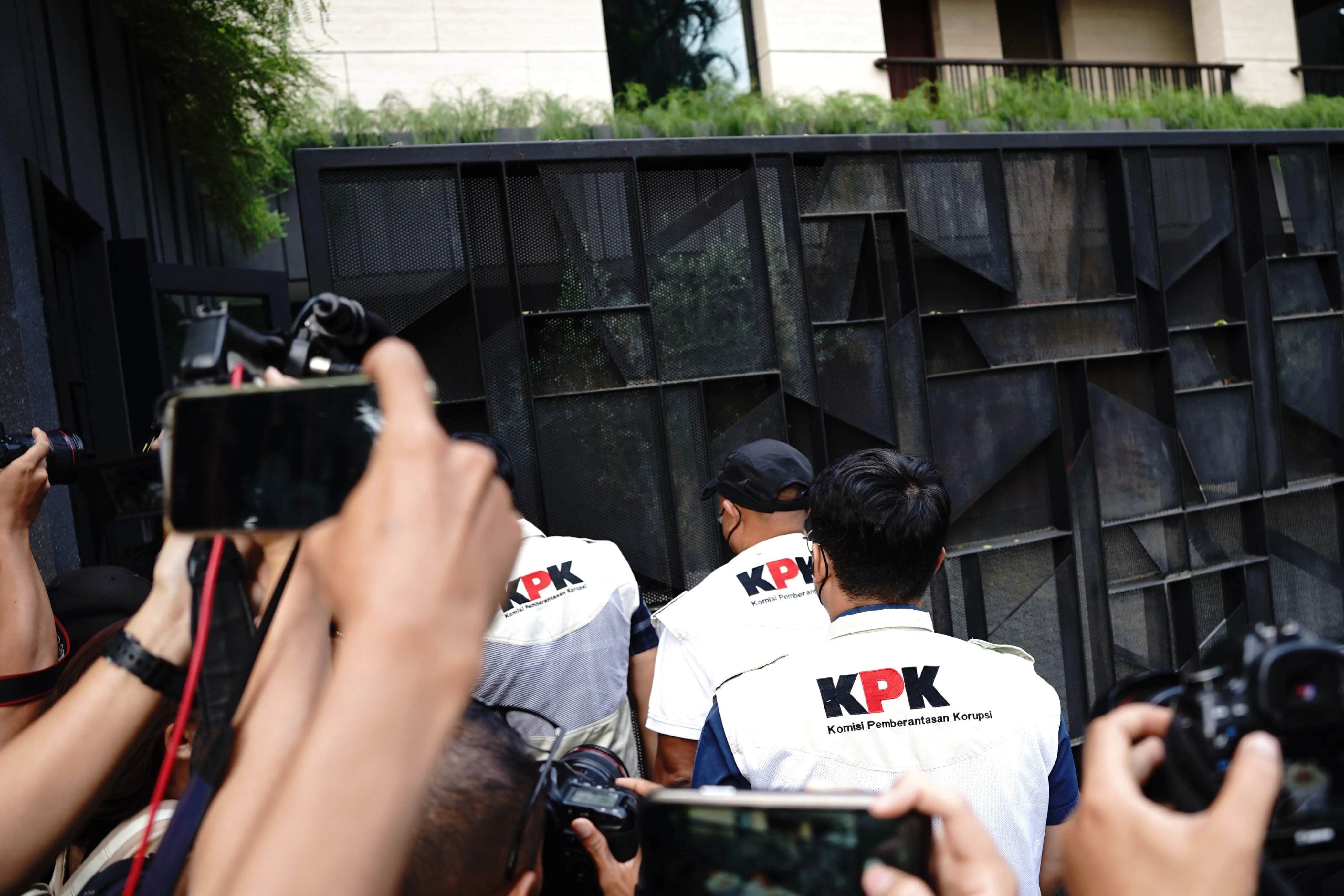 KPK Sita Mobil Sport, Harley, hingga Tumpukan Valas dari Rumah Silmy Karim