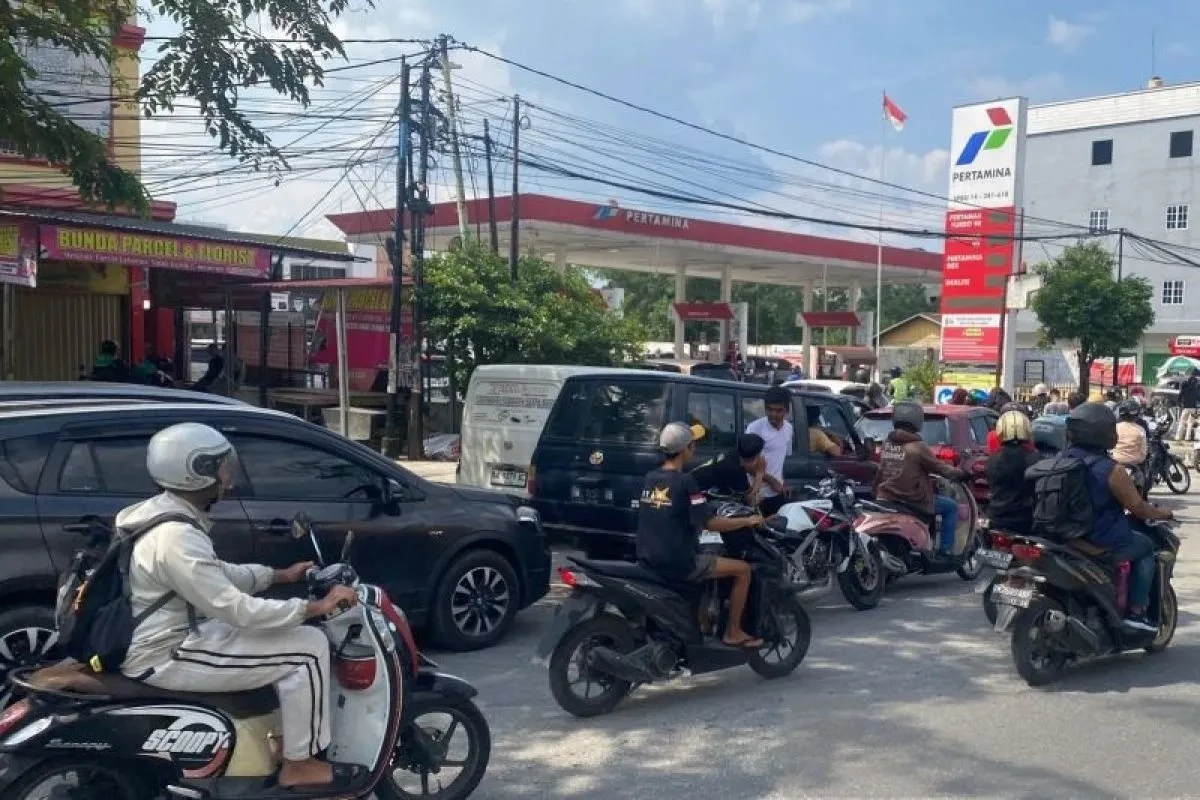 Warga Pekanbaru Pusing Cari BBM, Antrean Kendaraan Mengular di SPBU
