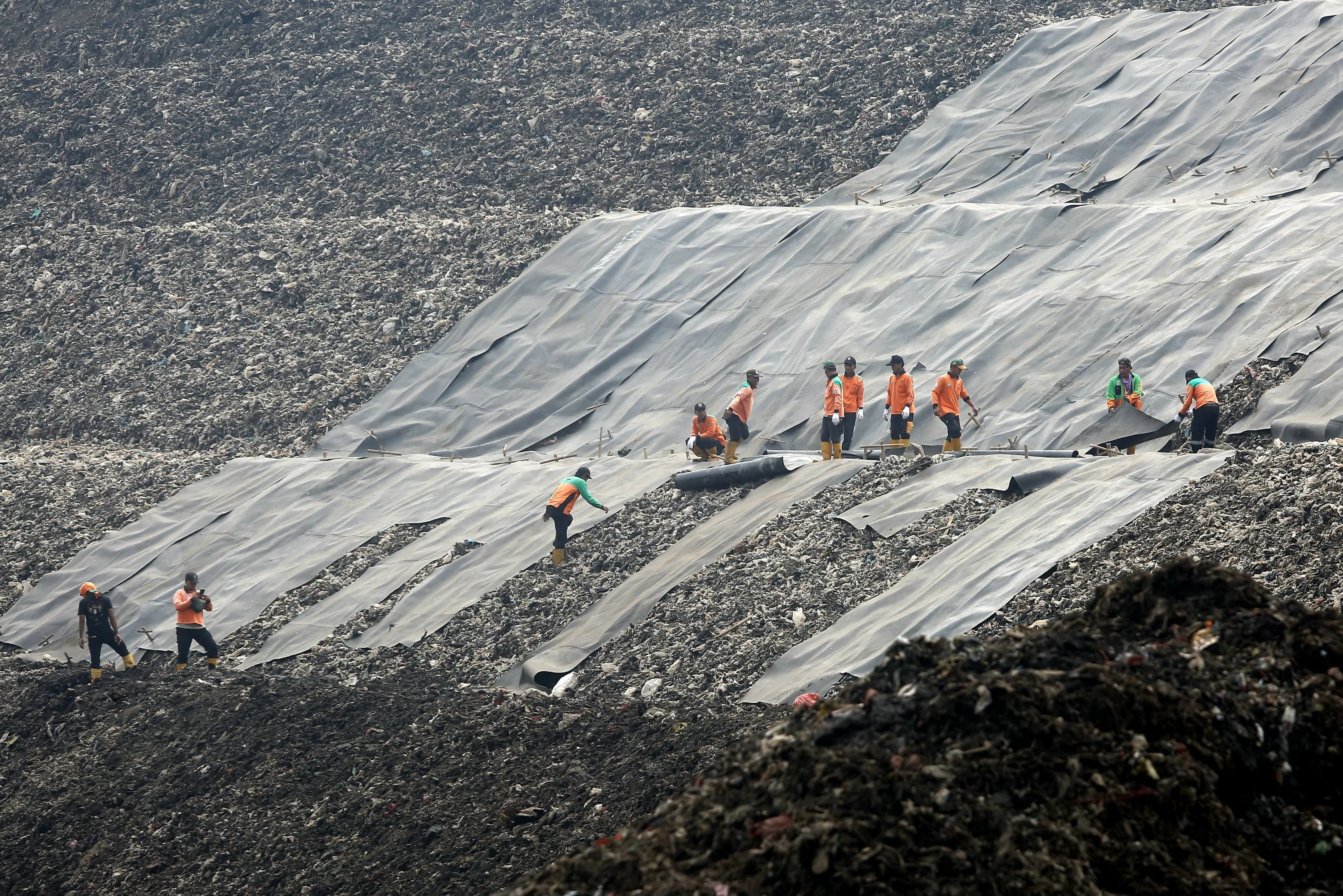 TPST, Bantargebang, Sampah, Geomembran, Tumpukan Sampah