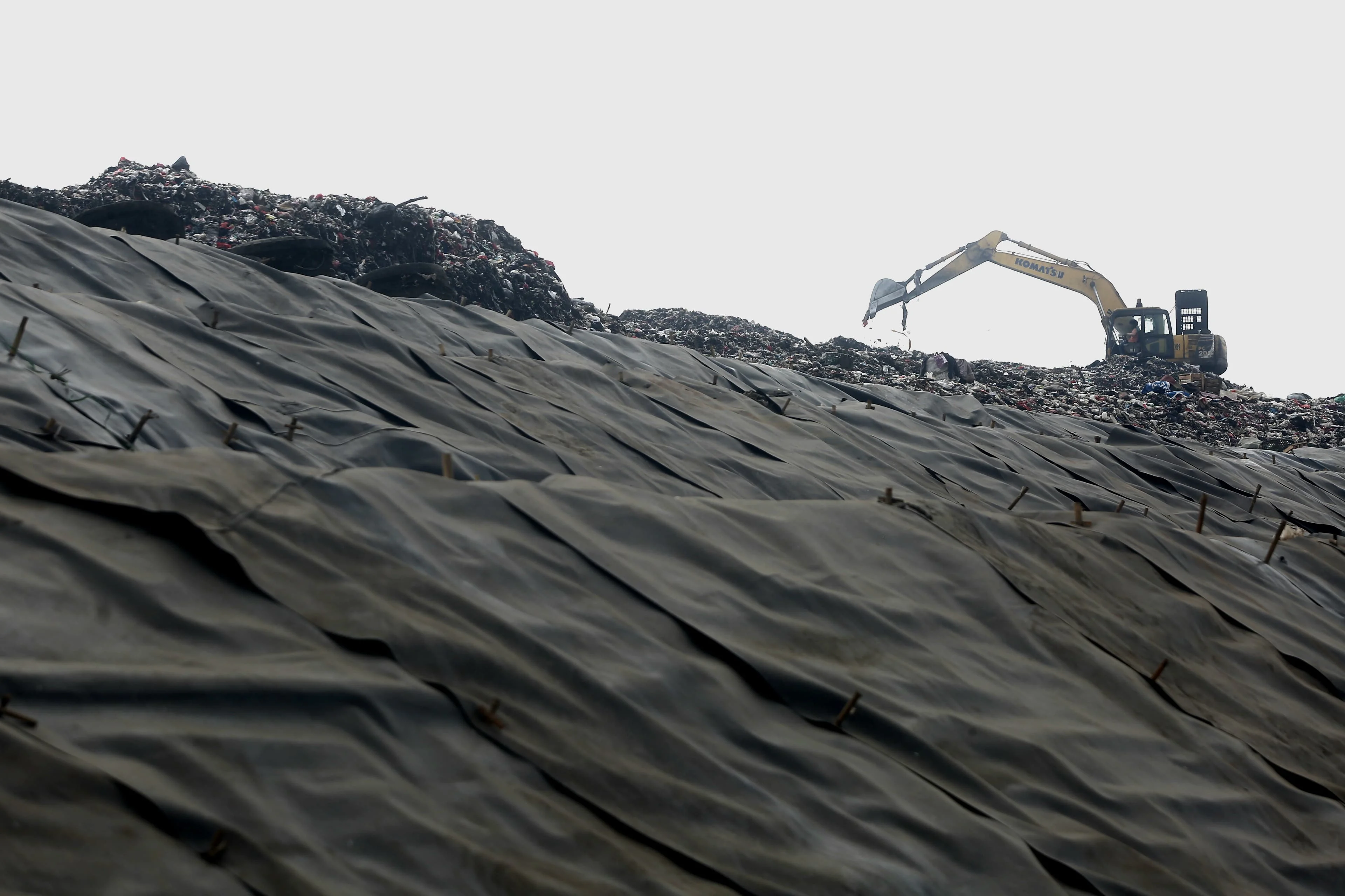TPST, Bantargebang, Sampah, Geomembran, Tumpukan Sampah