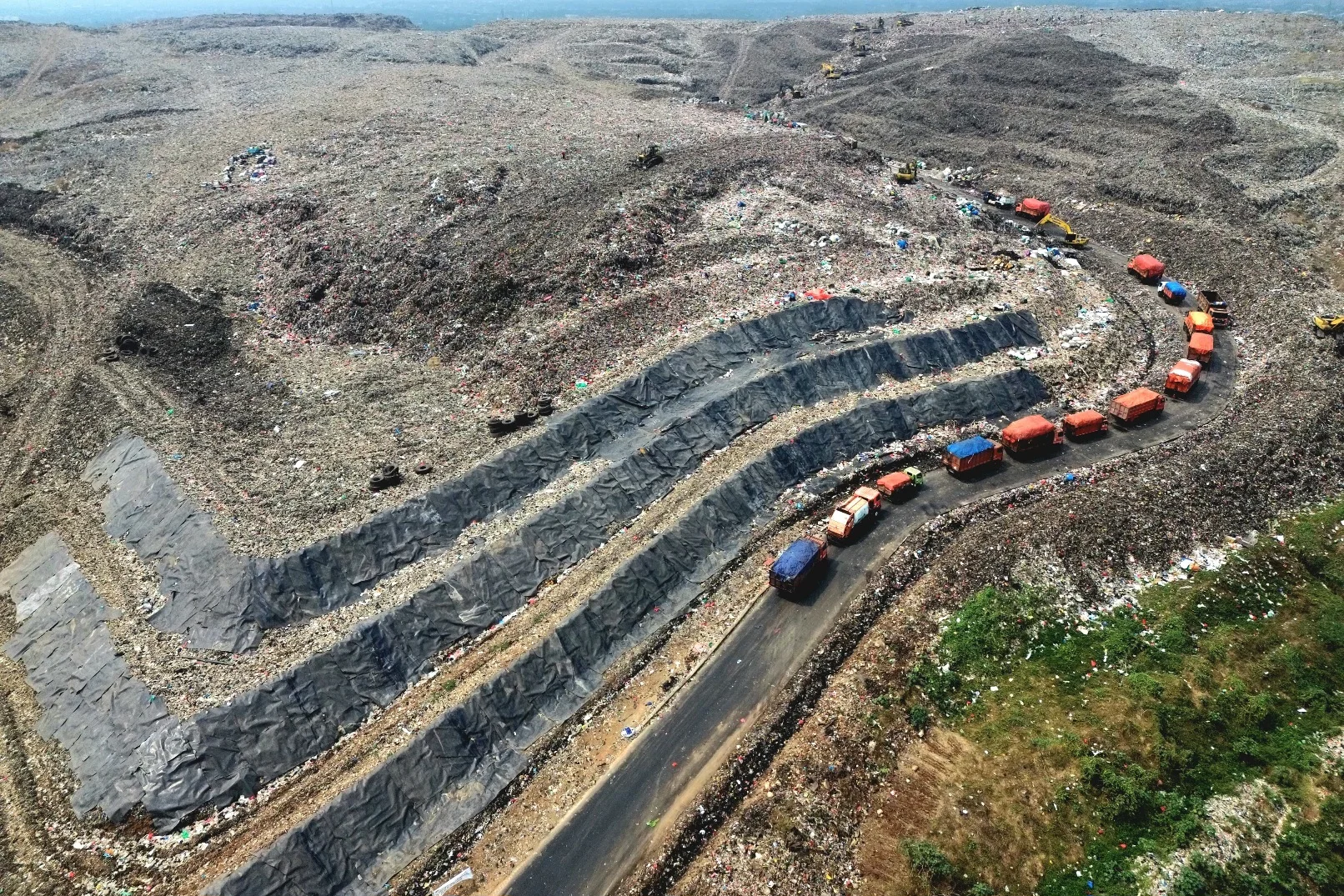 TPST, Bantargebang, Sampah, Geomembran, Tumpukan Sampah
