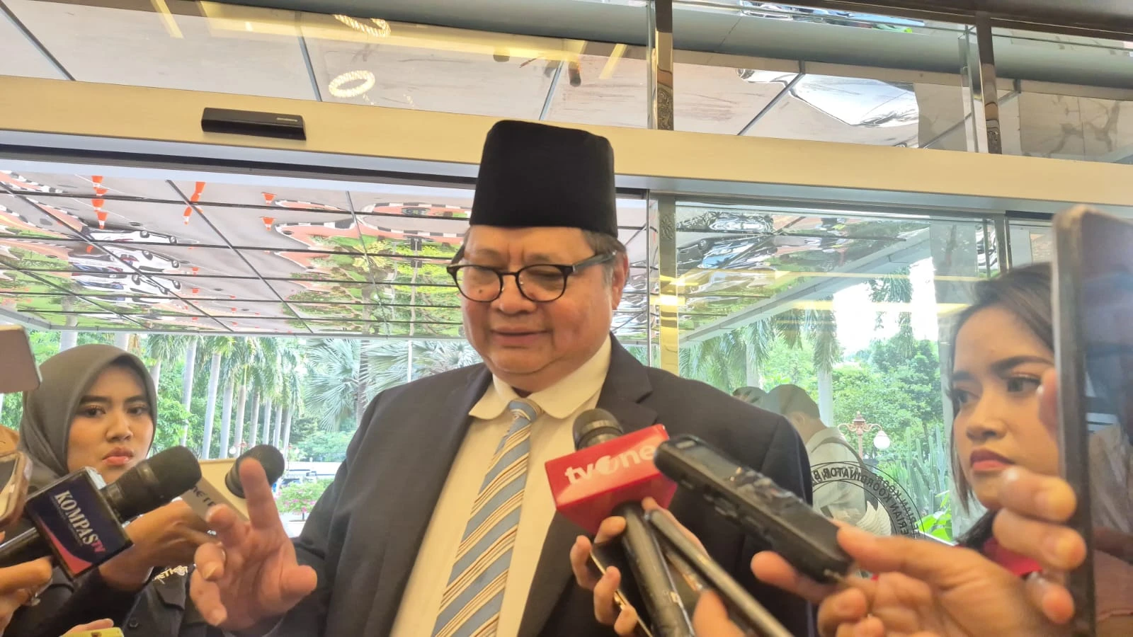 Menko Airlangga Minta Bank Himbara Tidak Buru-buru Menaikkan Suku Bunga Kredit