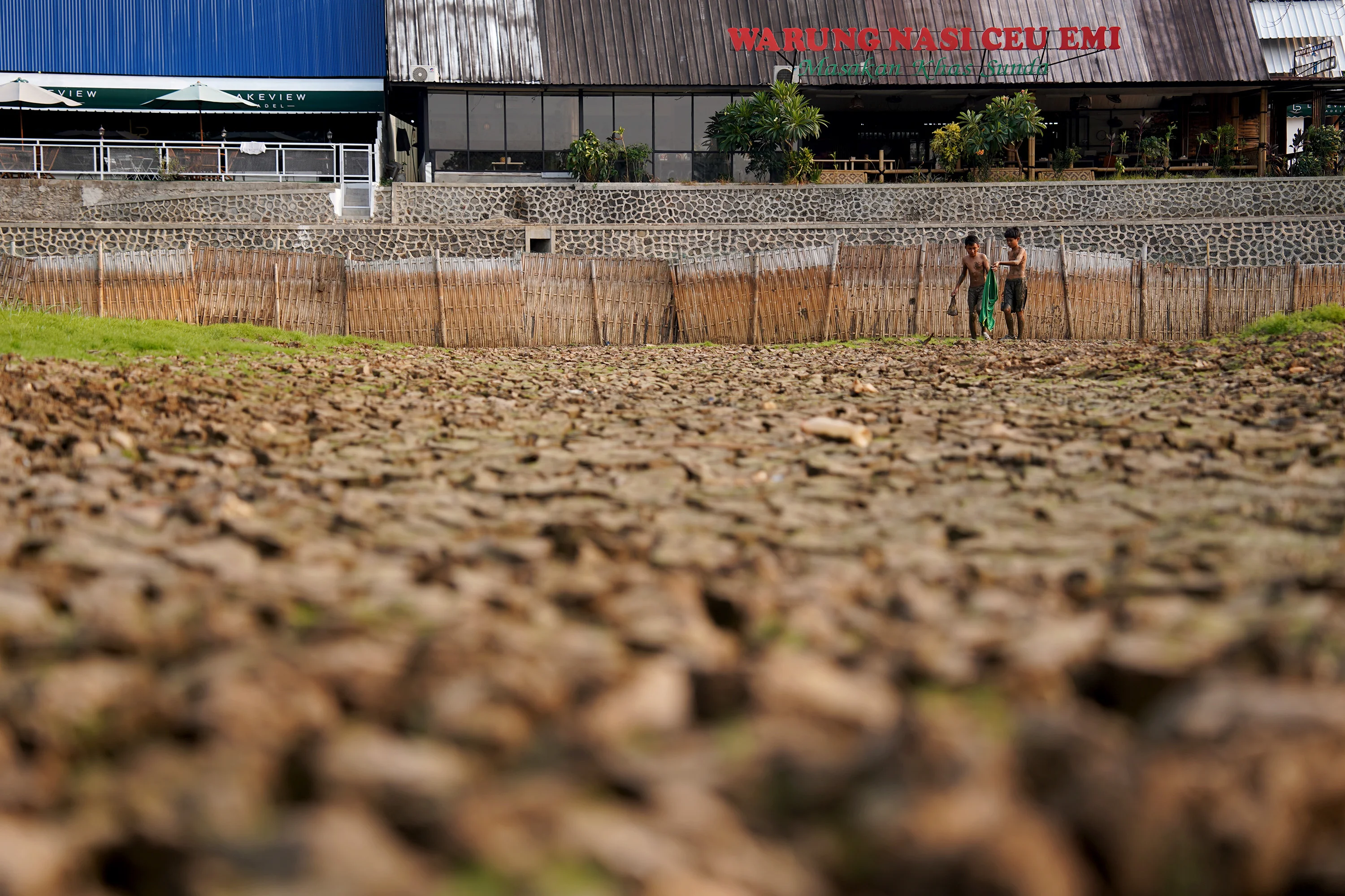Foto 11: Danau Cinere Mengering di Tengah Kemarau Panjang