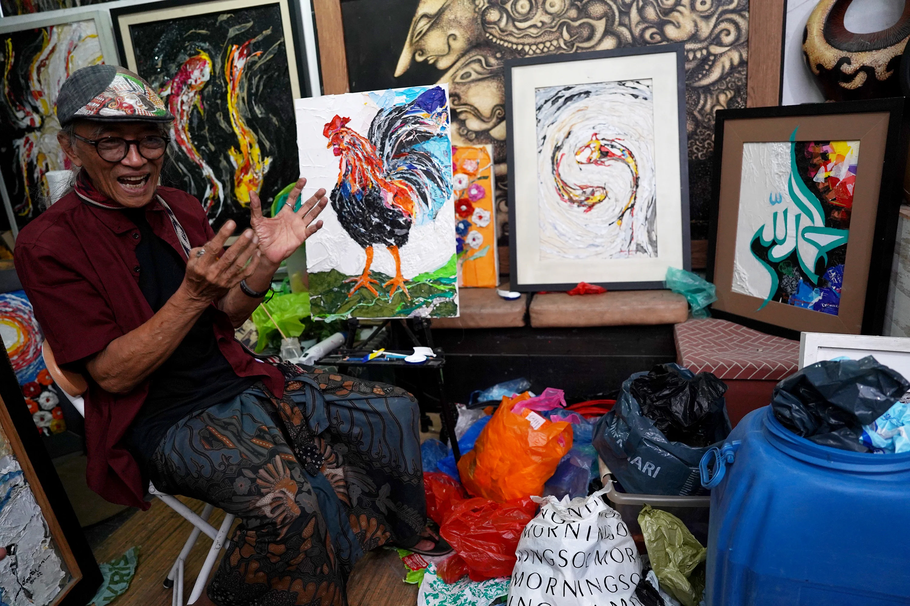 Foto 9: Lukisan dari Limbah Plastik Teguh Djoko Dwiyono Bernilai Puluhan Juta