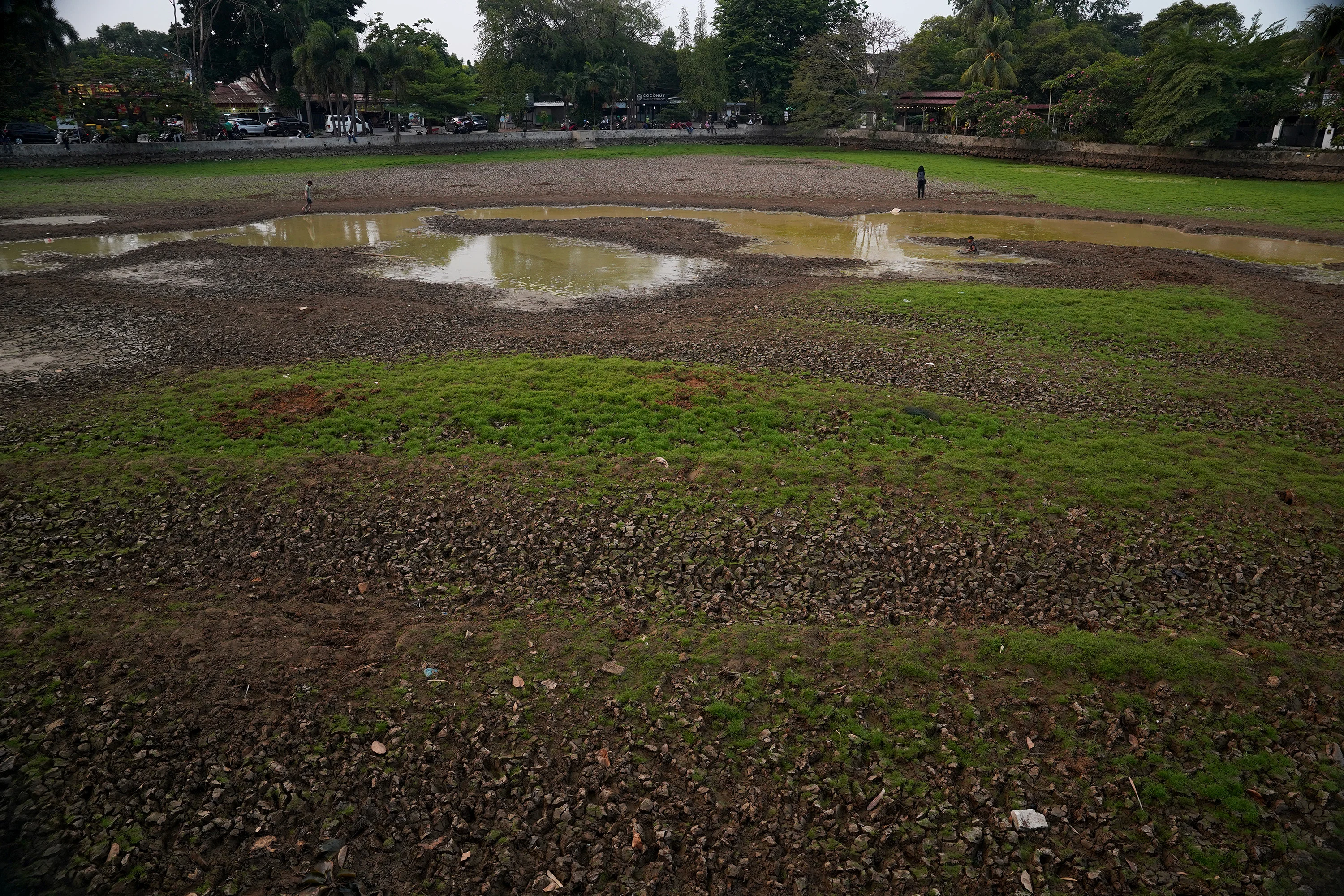 Foto 12: Danau Cinere Mengering di Tengah Kemarau Panjang