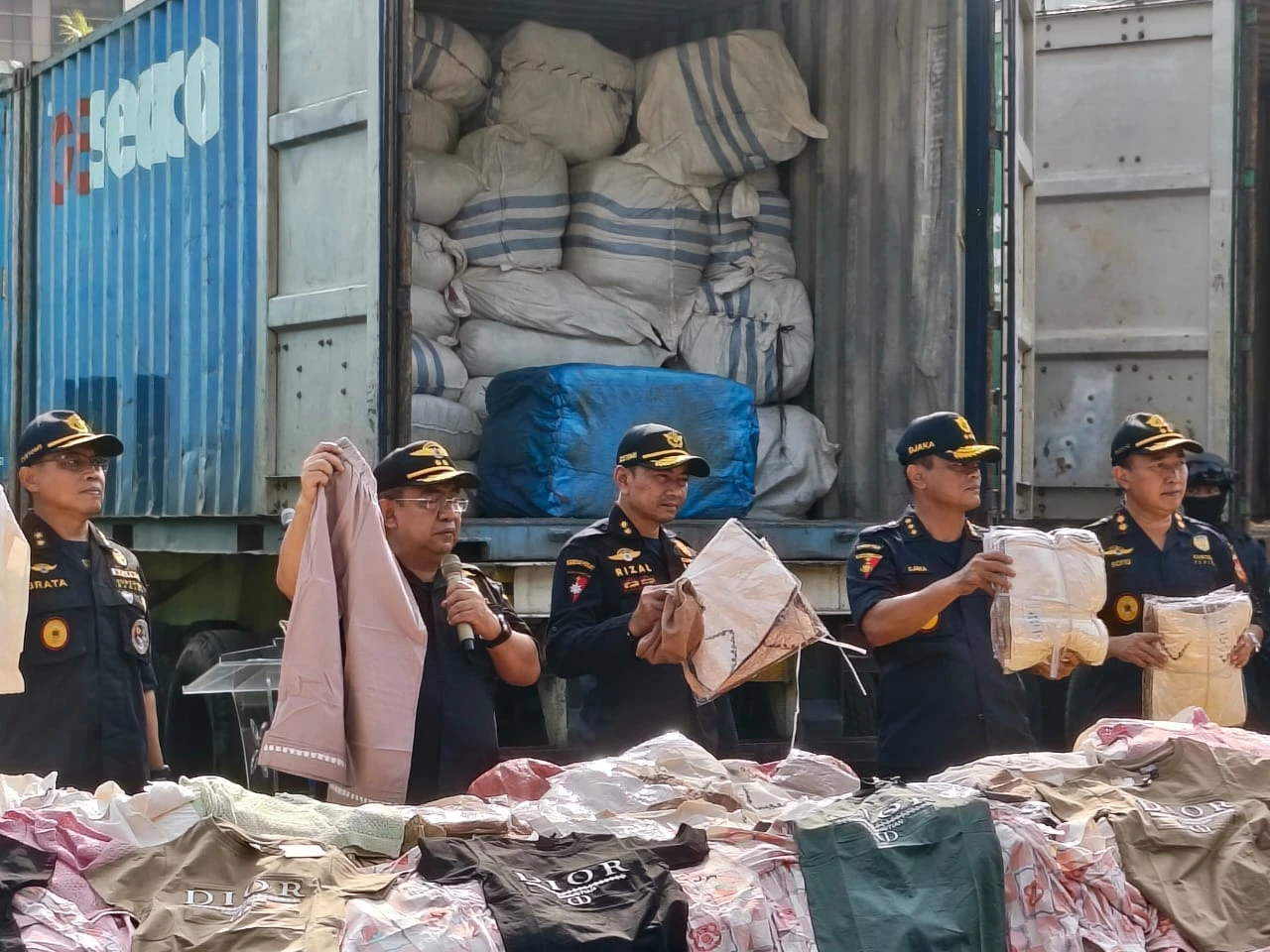 DJBC Sita Ribuan Bal Balepress di Jakarta dan Kalbar, Otak Penyelundupan Diburu