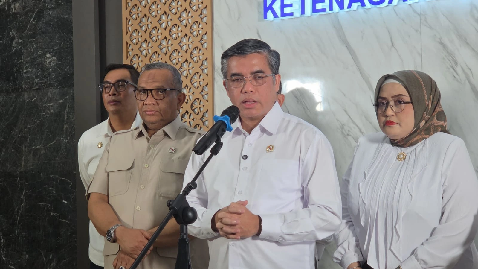 Meski Ekonomi Daerah Negatif, Menaker Pastikan UMP 2026 Tak Turun