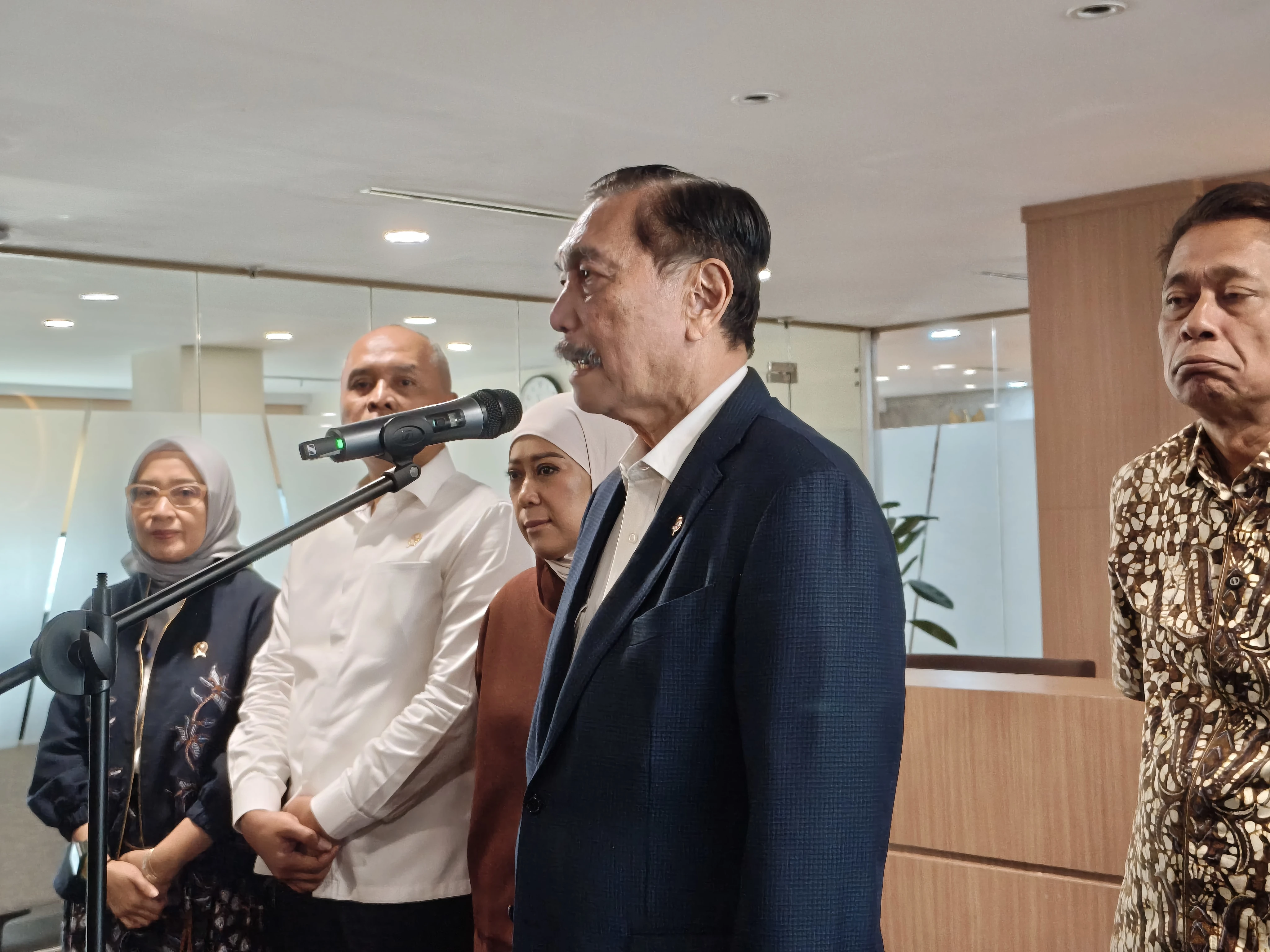 Luhut Sebut Penyaluran Bansos Langsung ke Rekening Diuji Coba Kuartal I 2027