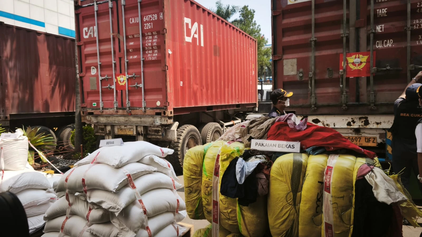 Bea Cukai Gagalkan Peredaran 1.435 Bale Pakaian Bekas Senilai Rp11,4 Miliar
