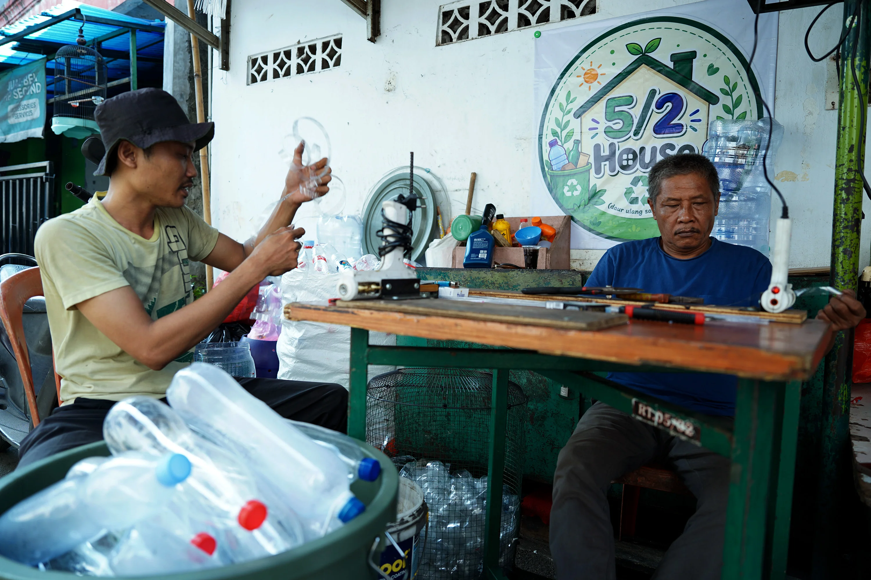 Warga Petukangan Utara Sulap Botol Plastik Jadi Sapu Bernilai Ekonomi
