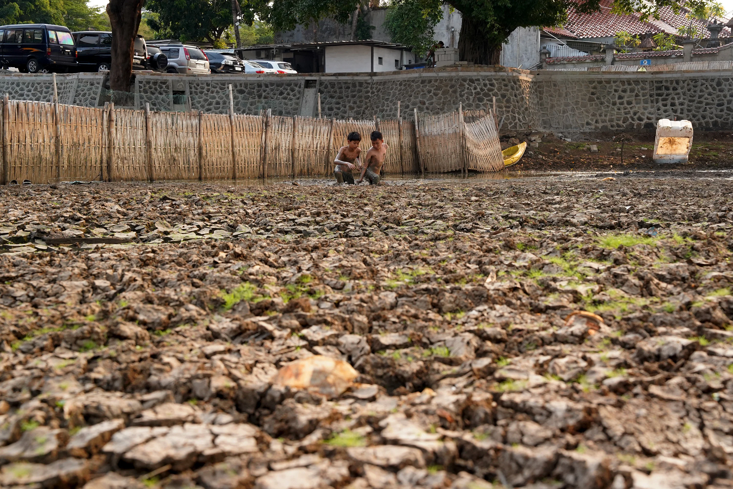 Foto 2: Danau Cinere Mengering di Tengah Kemarau Panjang