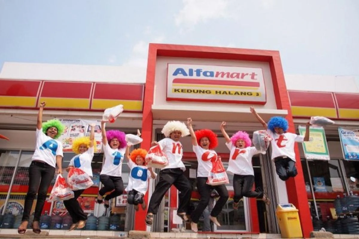 Belanja Sambil Nonton? Alfamart Hadirkan Bioskop Mini untuk Pelanggan
