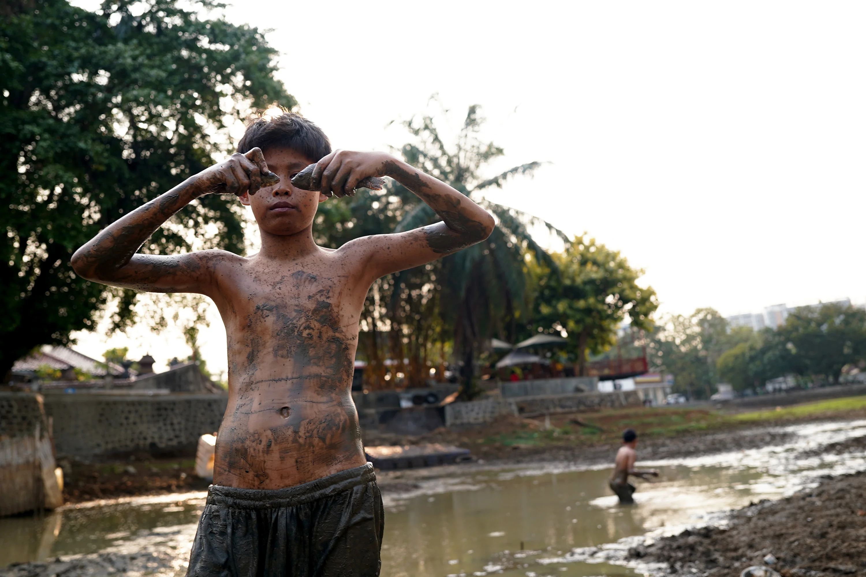 Foto 3: Danau Cinere Mengering di Tengah Kemarau Panjang