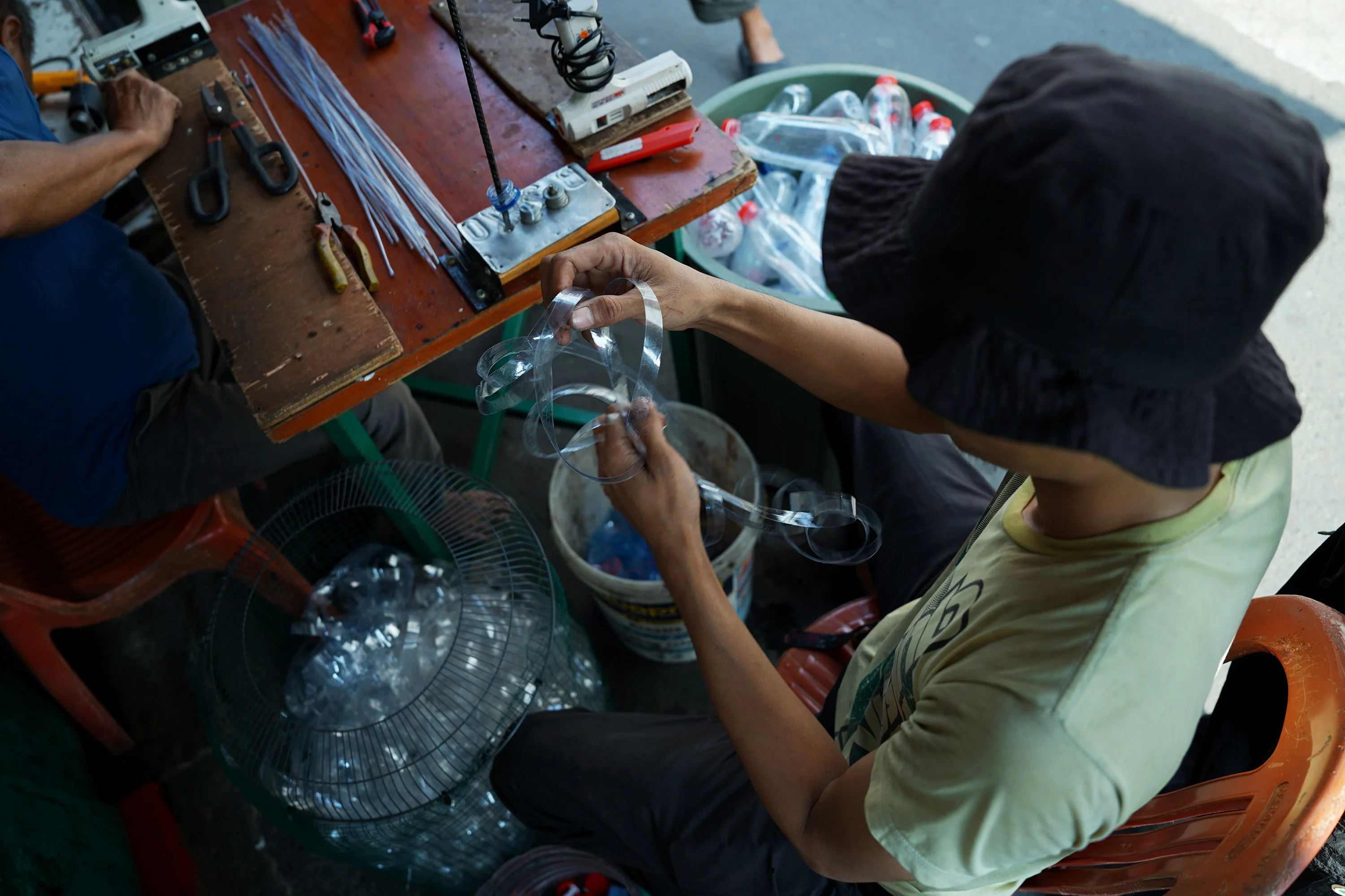 Foto 5: Warga Petukangan Utara Sulap Botol Plastik Jadi Sapu Bernilai Ekonomi