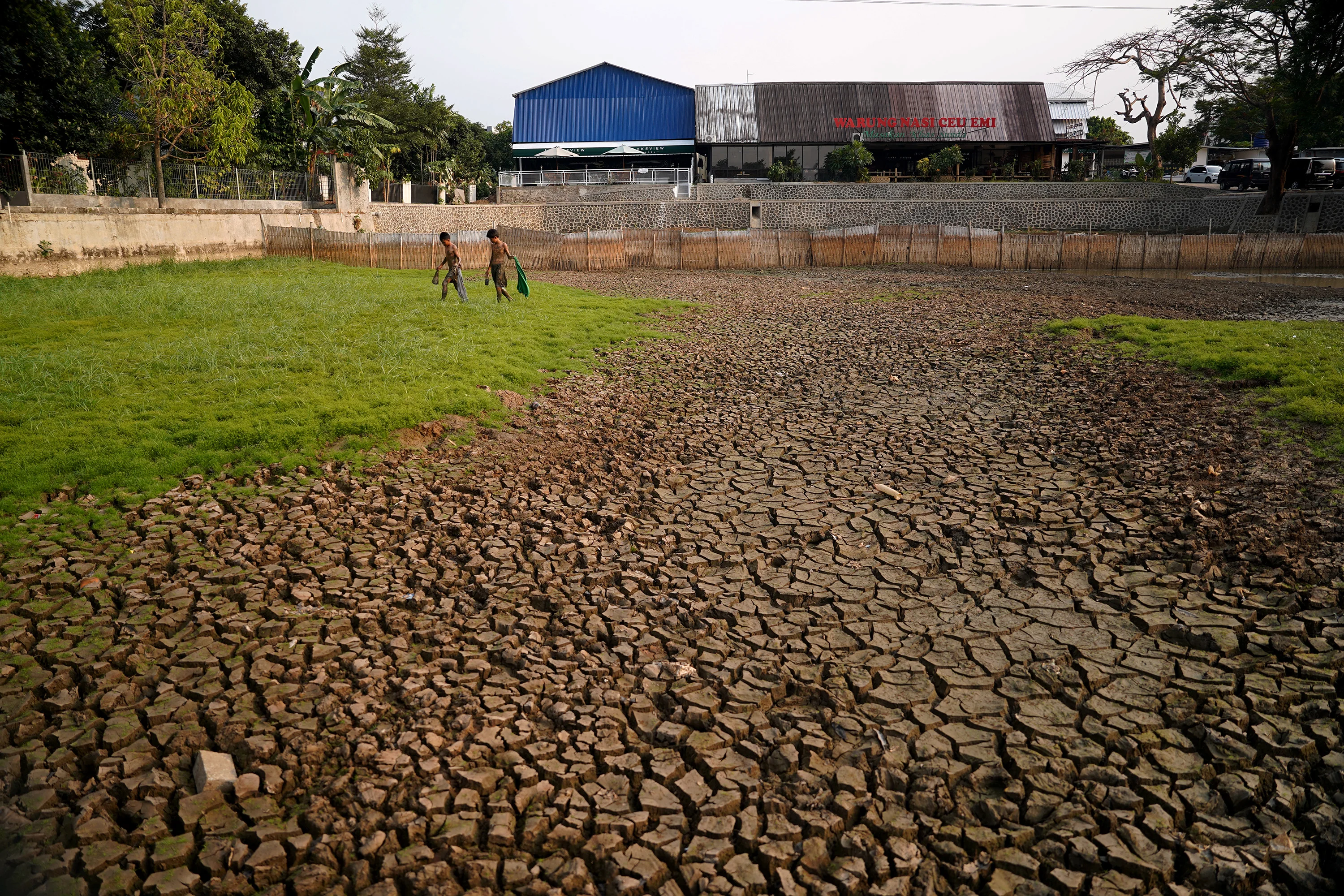 Foto 4: Danau Cinere Mengering di Tengah Kemarau Panjang