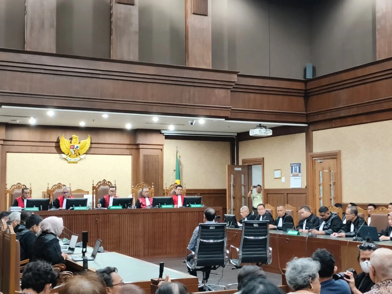 Hakim Larang Tim Nadiem Gunakan Ponsel di Persidangan untuk Konten