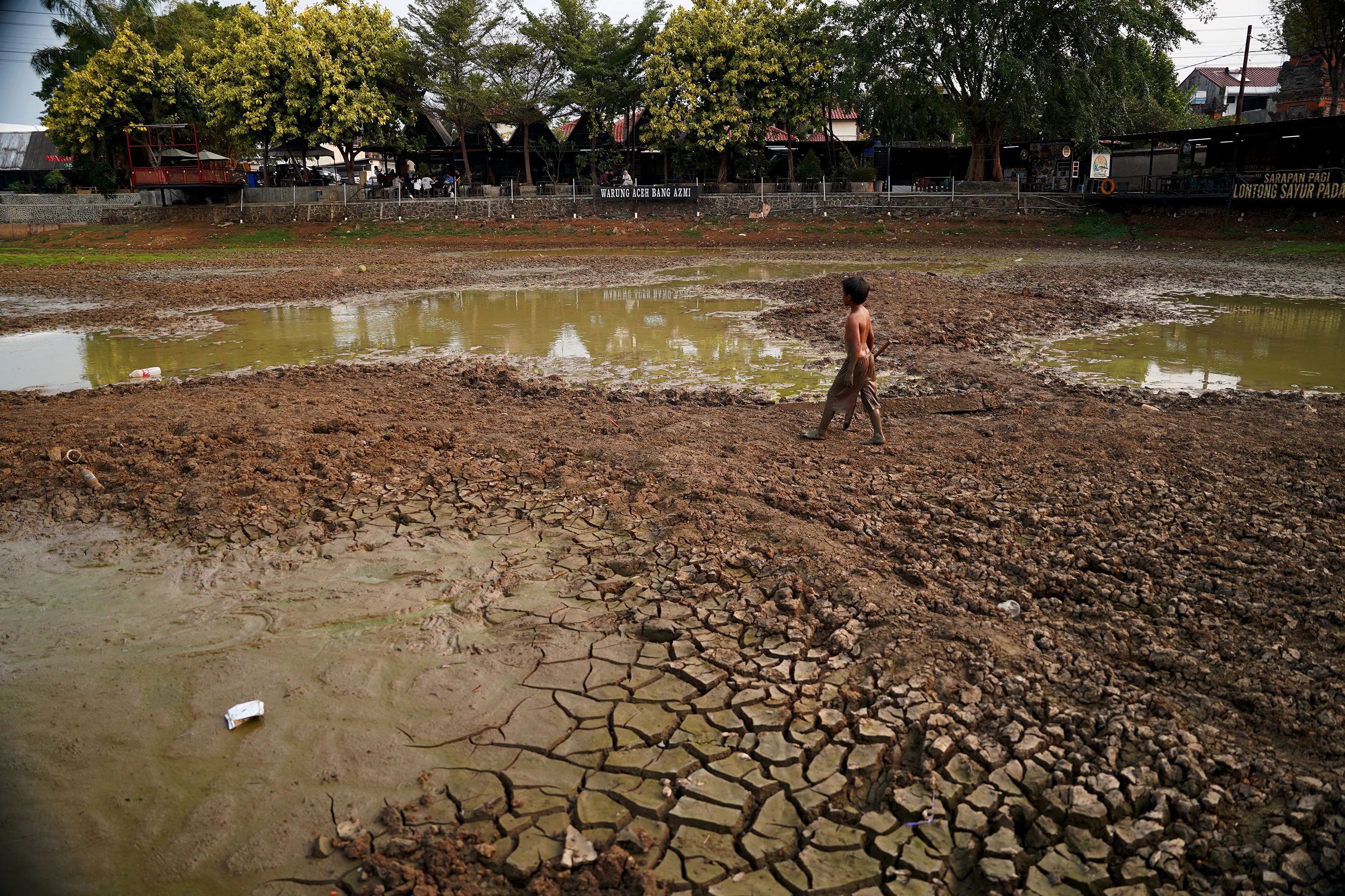 Foto 5: Danau Cinere Mengering di Tengah Kemarau Panjang