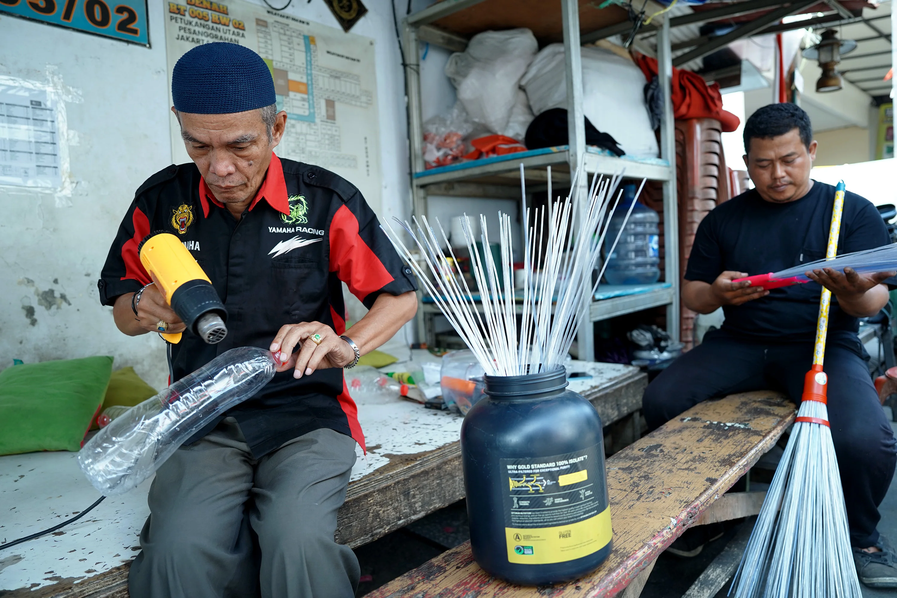 Foto 4: Warga Petukangan Utara Sulap Botol Plastik Jadi Sapu Bernilai Ekonomi