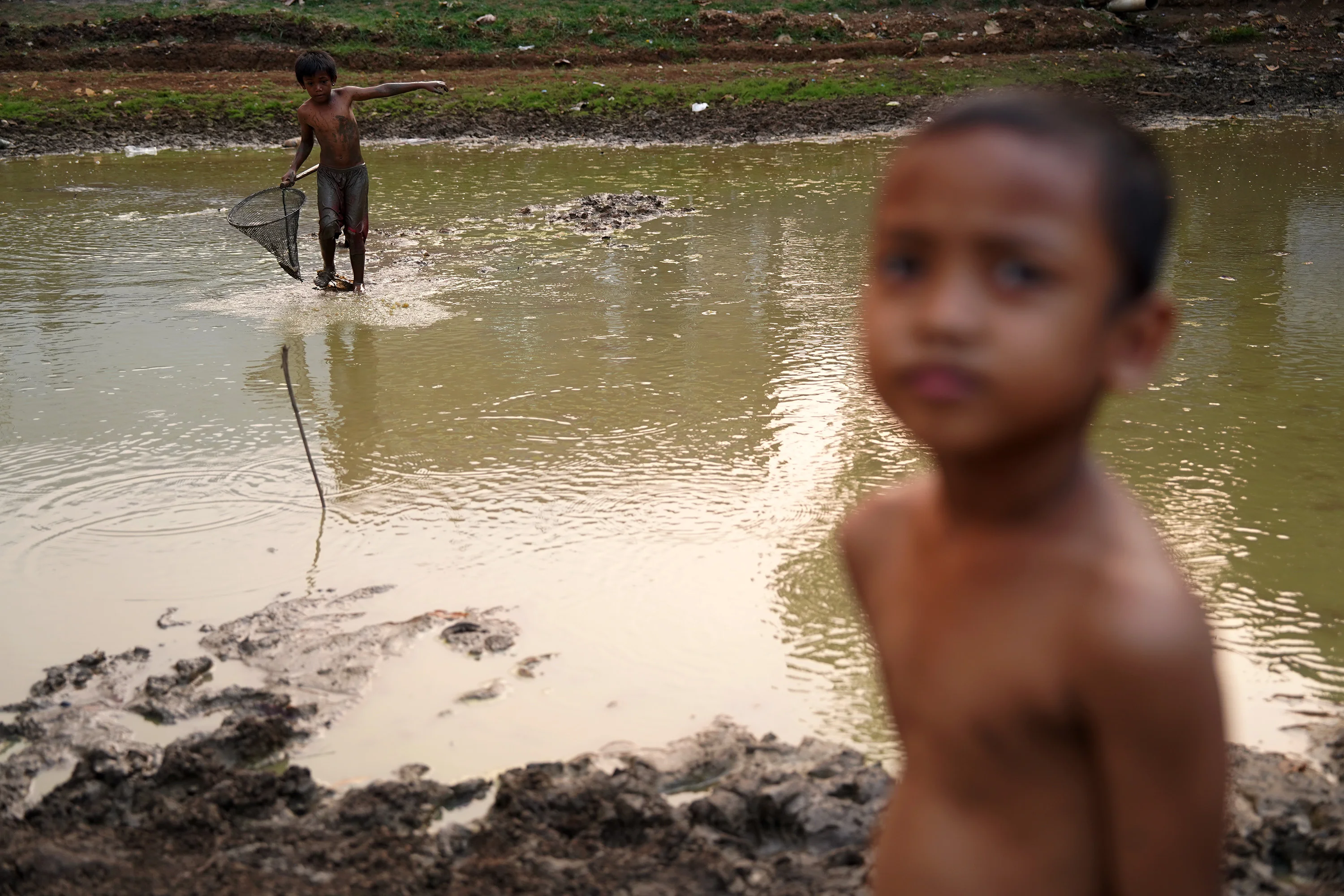 Foto 6: Danau Cinere Mengering di Tengah Kemarau Panjang