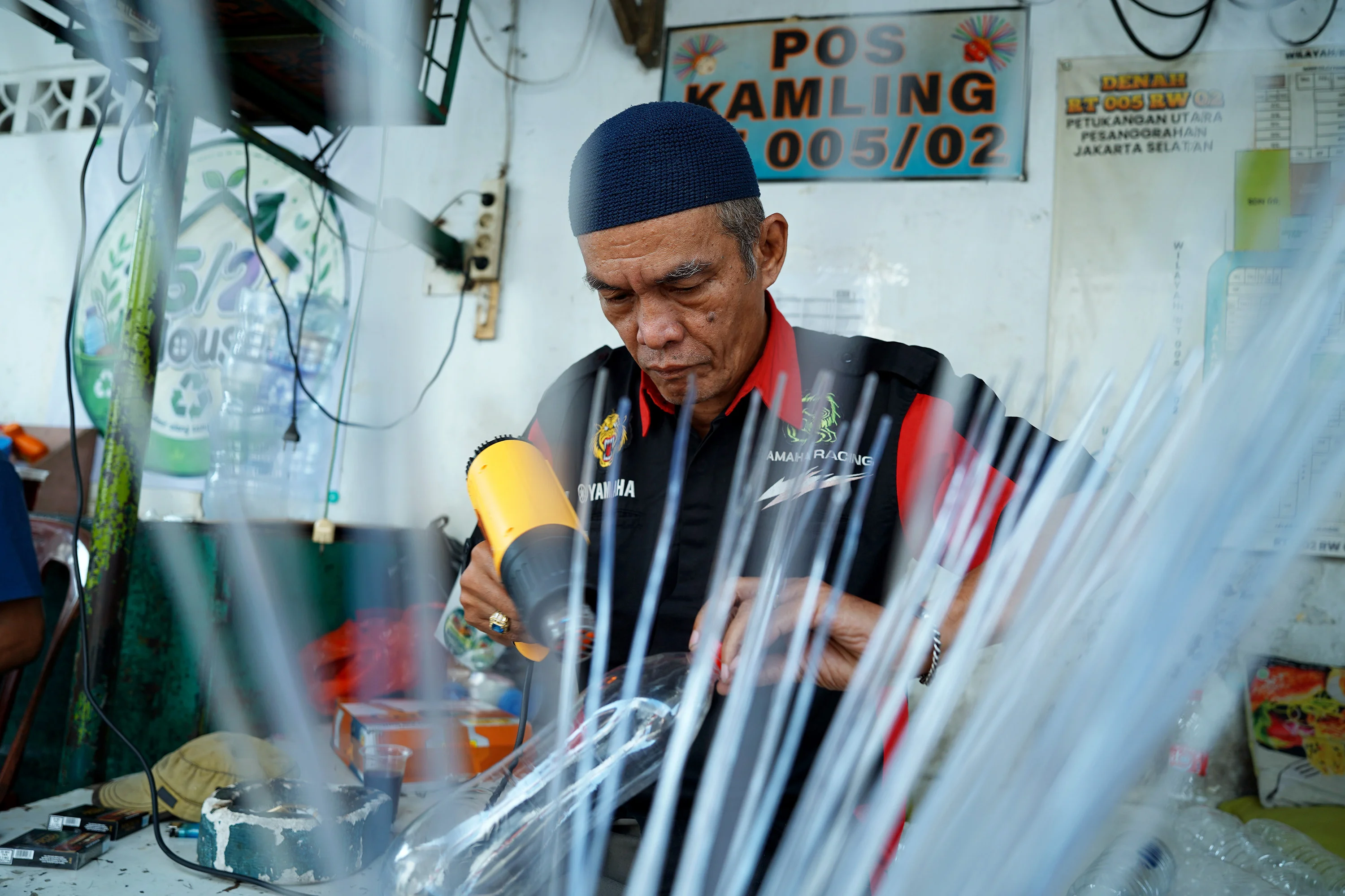 Foto 3: Warga Petukangan Utara Sulap Botol Plastik Jadi Sapu Bernilai Ekonomi