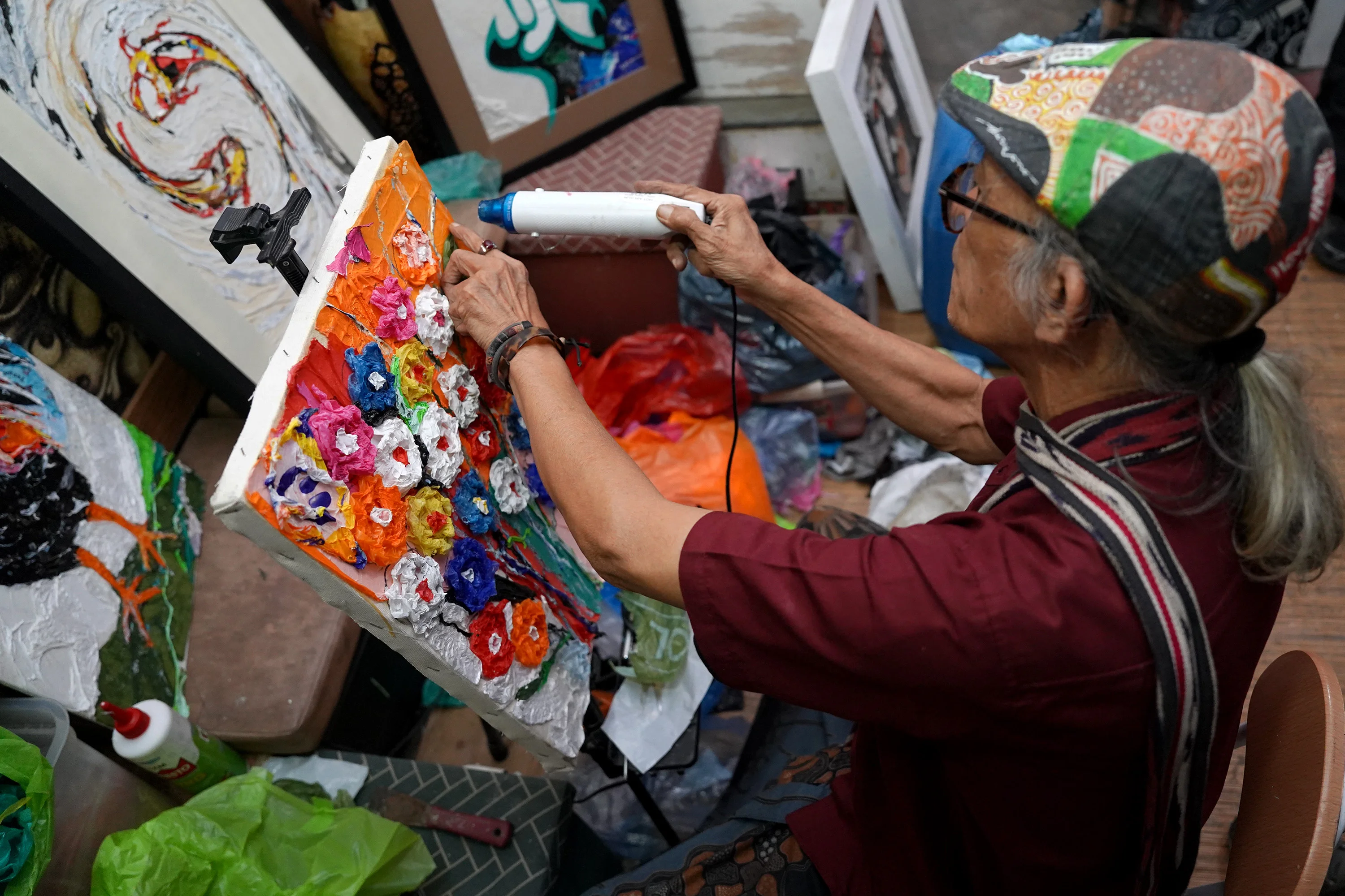 Foto 5: Lukisan dari Limbah Plastik Teguh Djoko Dwiyono Bernilai Puluhan Juta