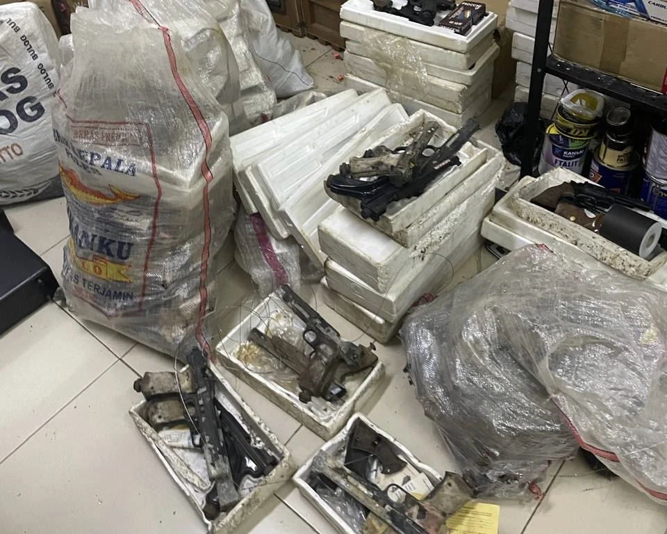 Selain Ratusan Senpi, Narkoba dan 25 VCD Porno Ditemukan di Ruangan Eks Ketua Yayasan